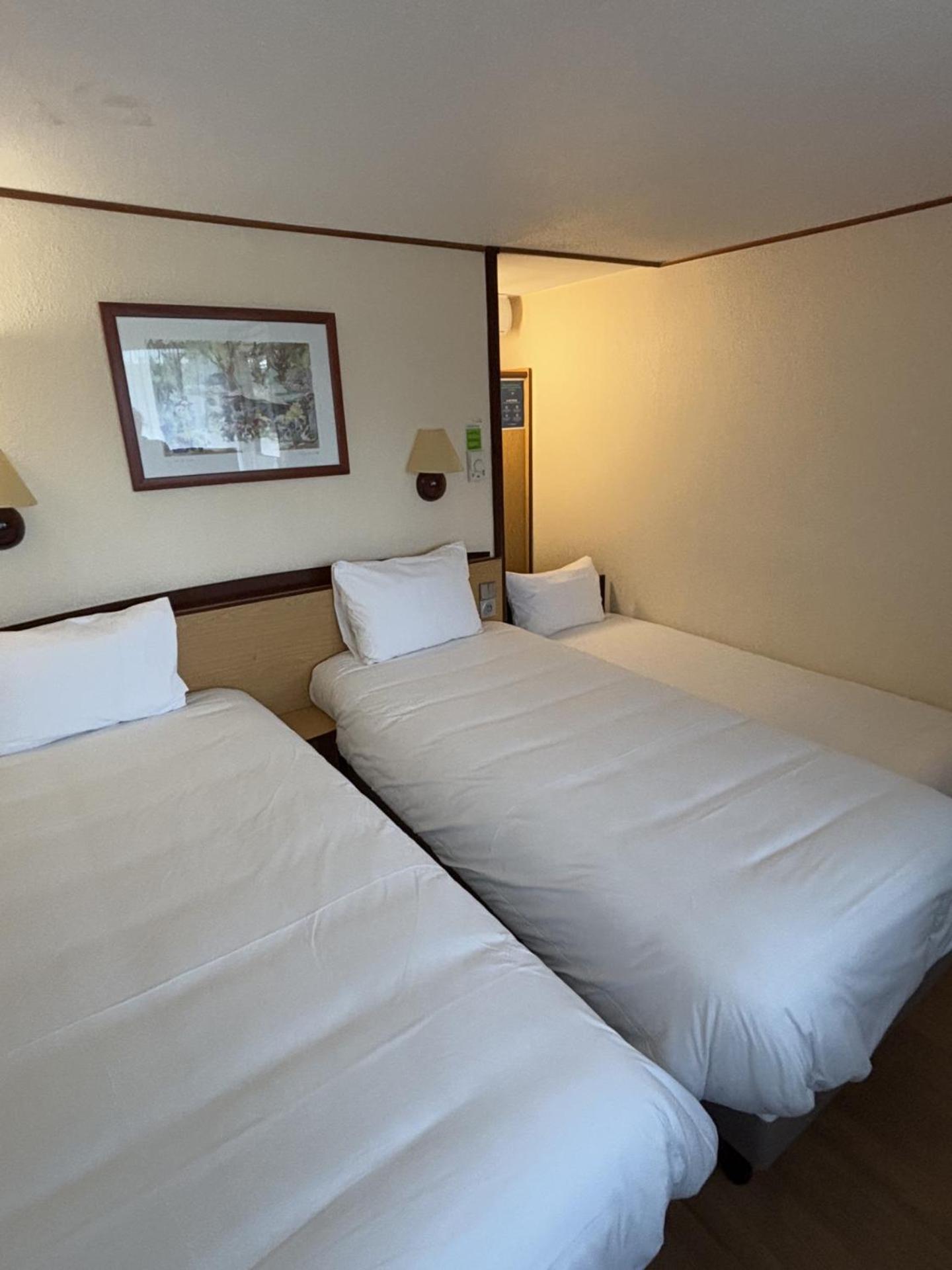 Standard Room - 2 Single Beds 1 Junior Bed Up To 10 Years - Photo 2