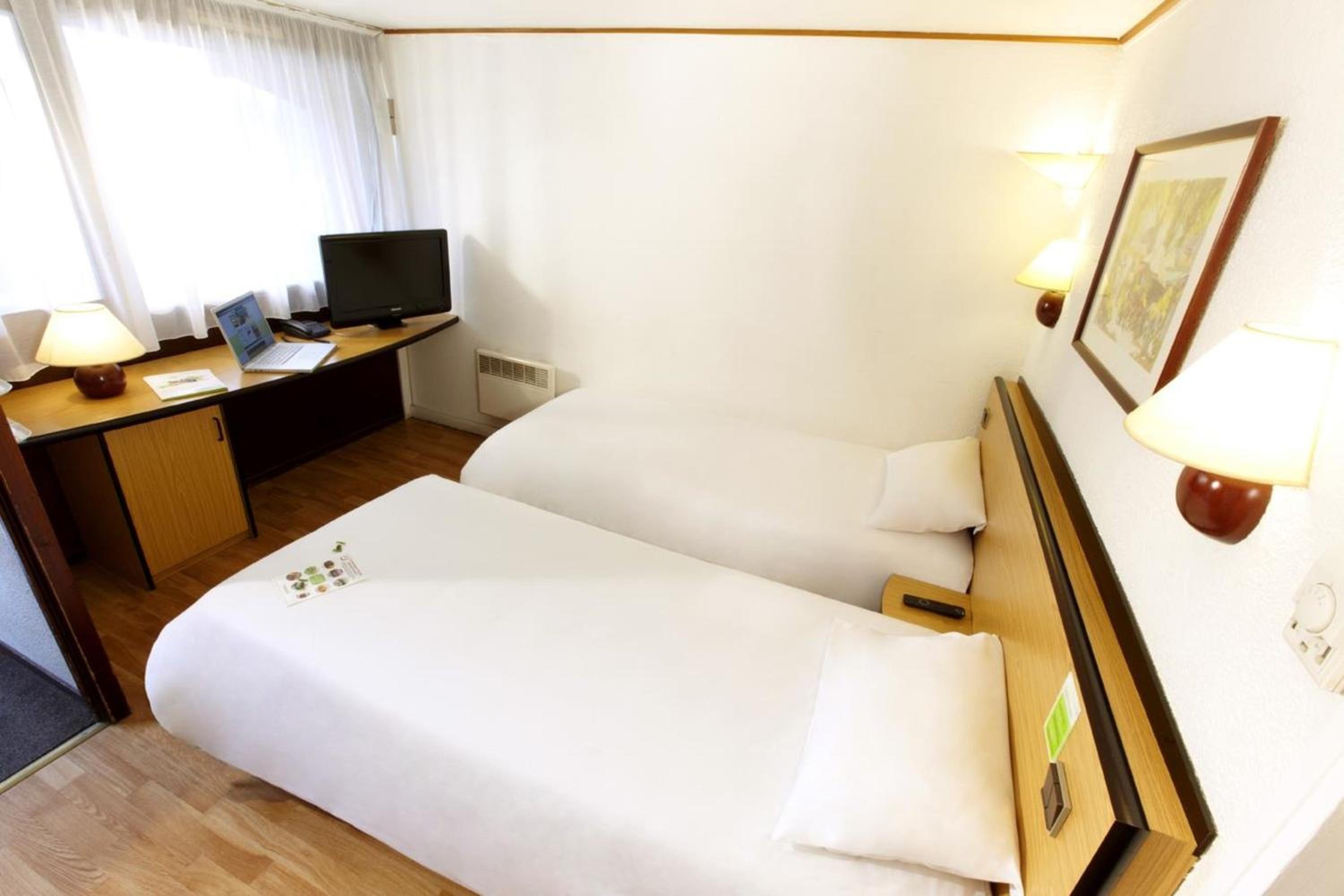 Standard Room - 2 Single Beds 1 Junior Bed Up To 10 Years - Photo 4