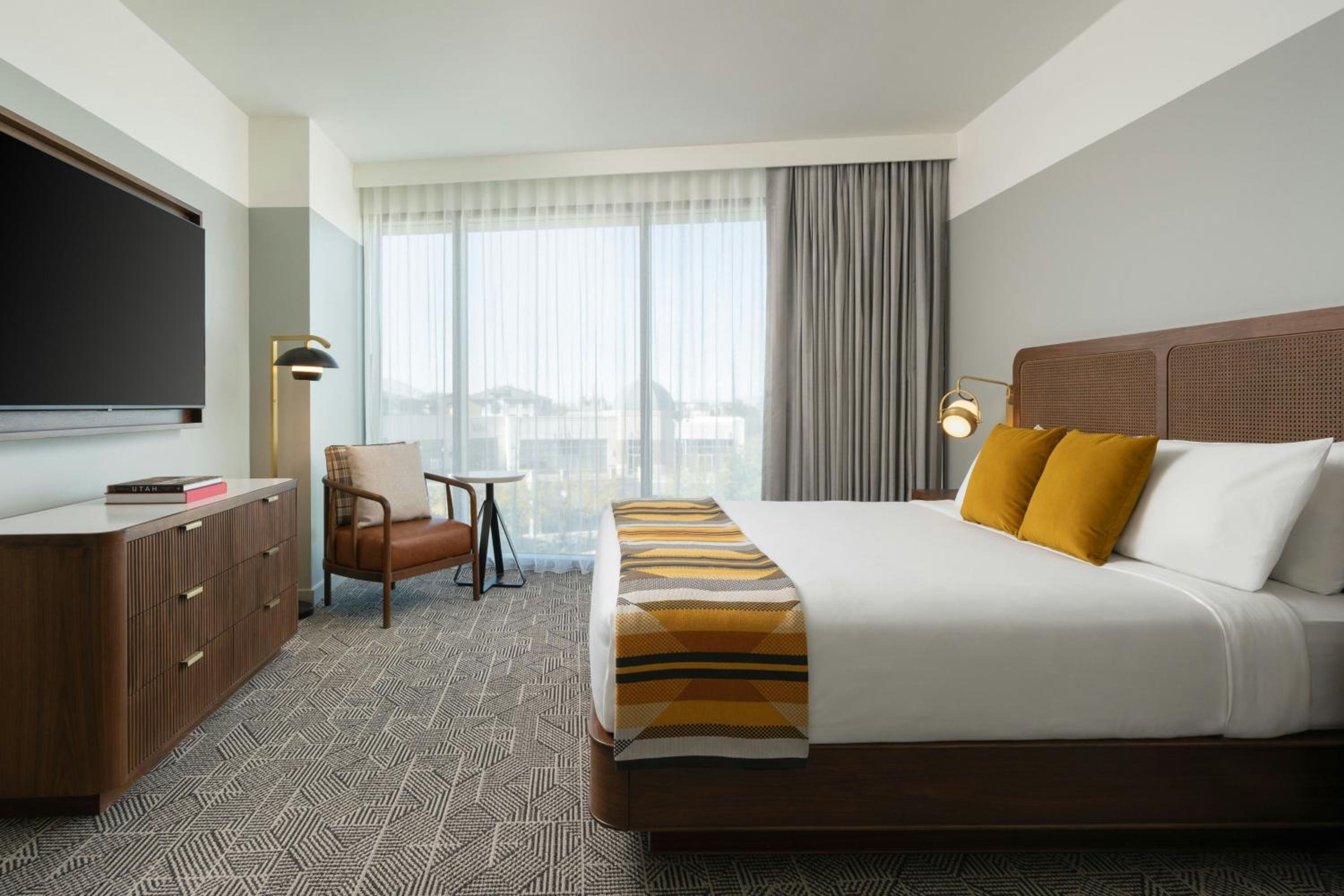One-Bedroom Tower King Suite with Sofa Bed and Balcony - Photo 2