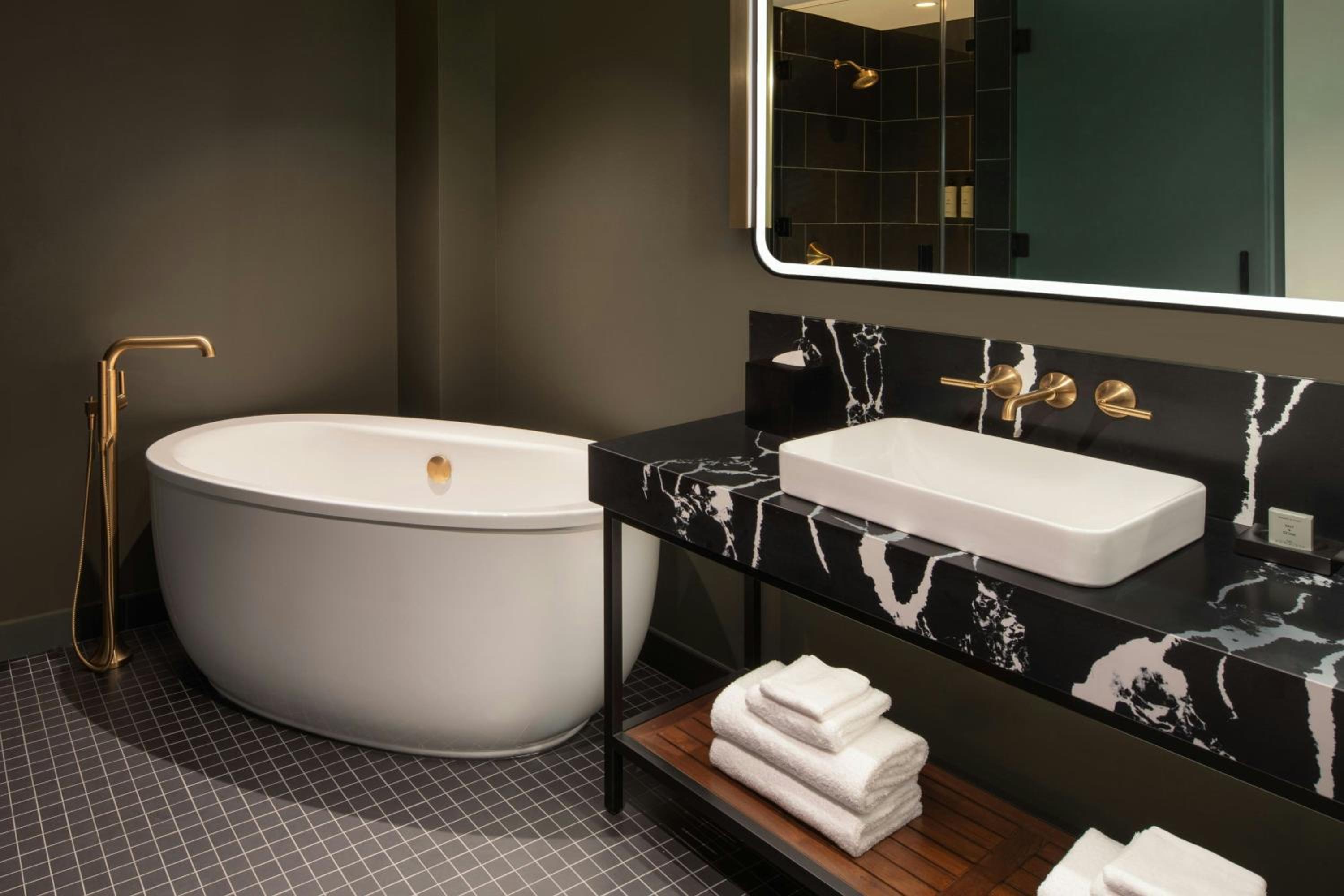 One-Bedroom Tower King Suite with Sofa Bed and Balcony - Photo 3