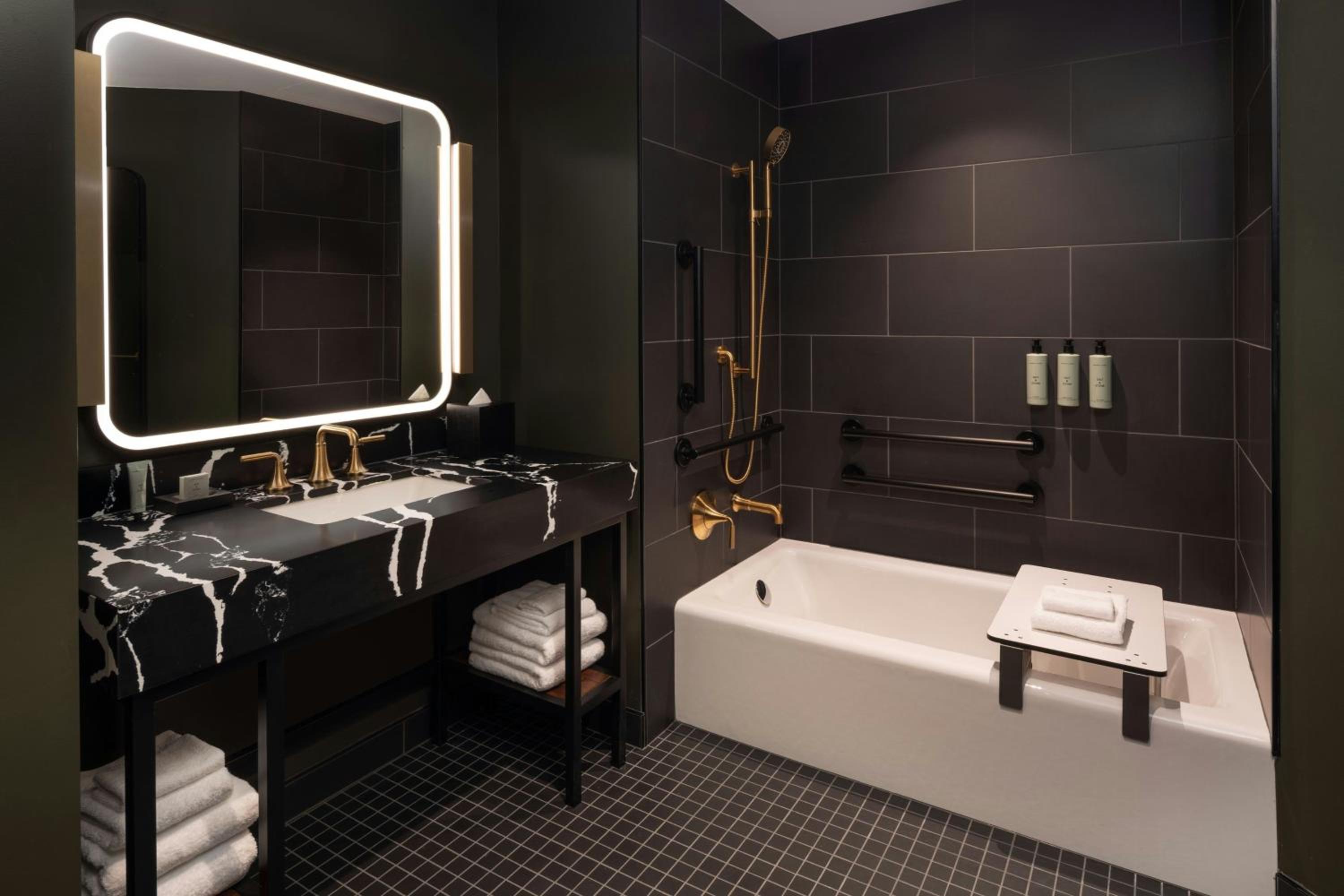 Tower Corner King Studio Suite - Photo 6