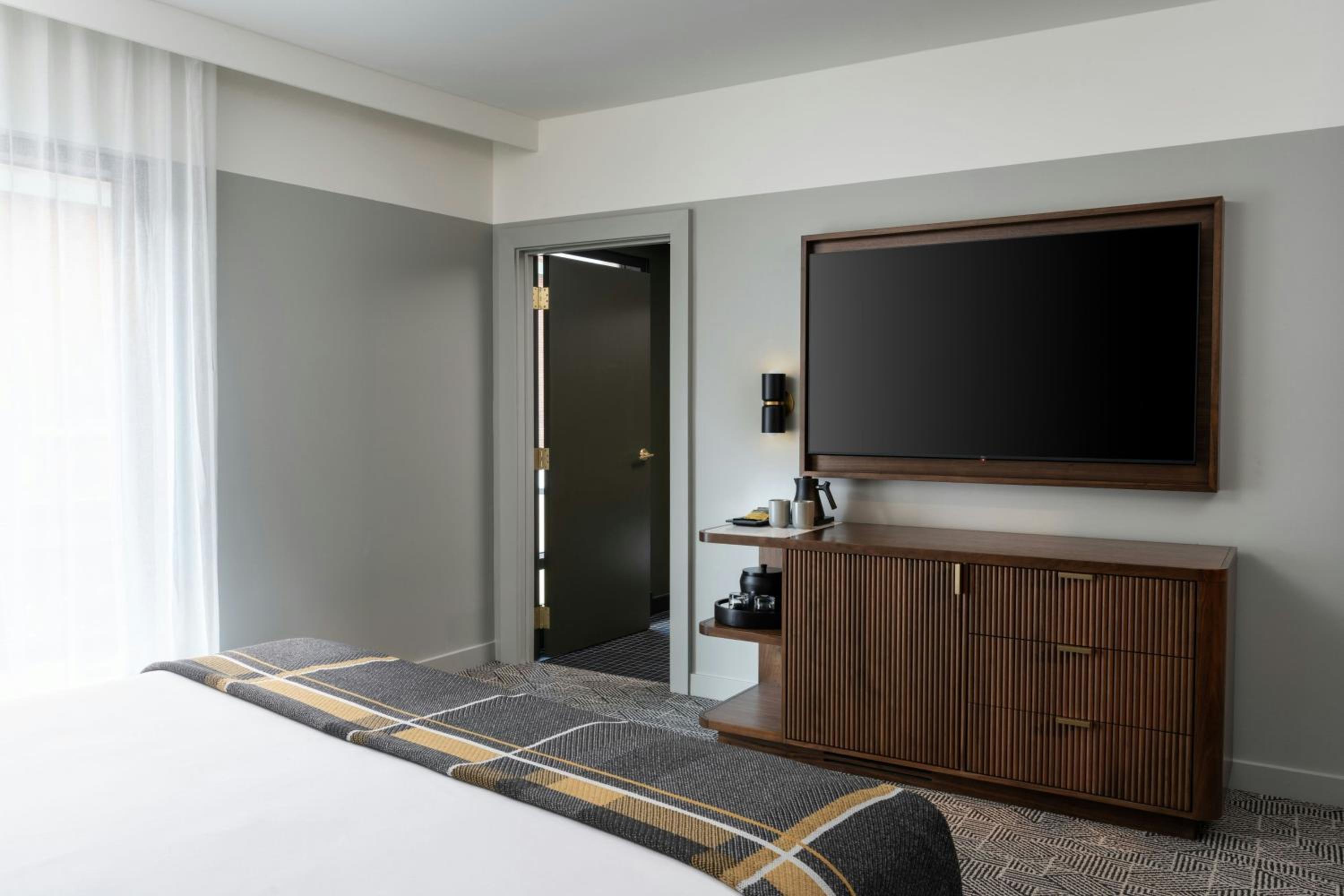 Tower Premium King Room - Photo 6