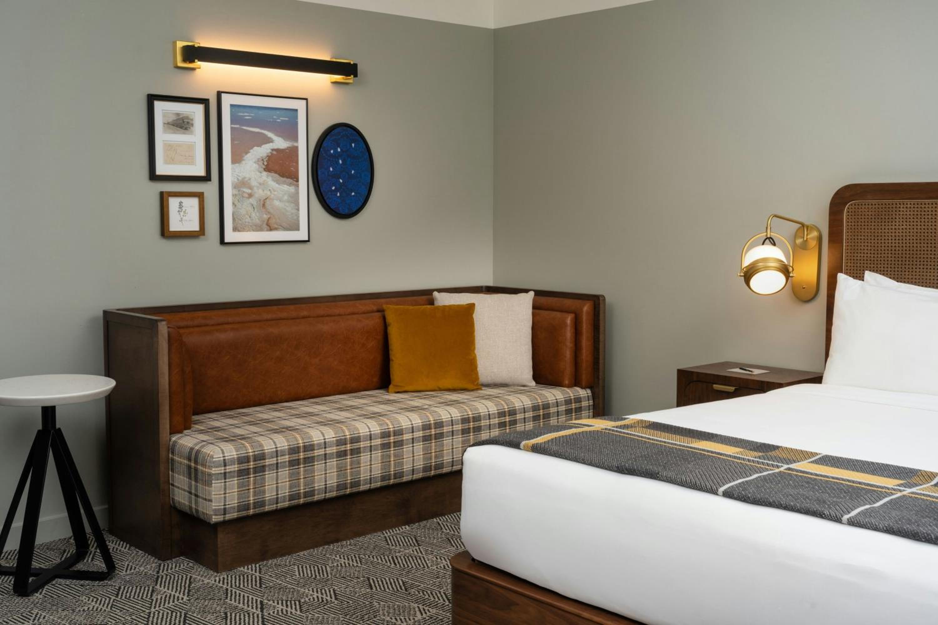 Classic King Room with Gateway View - Photo 9