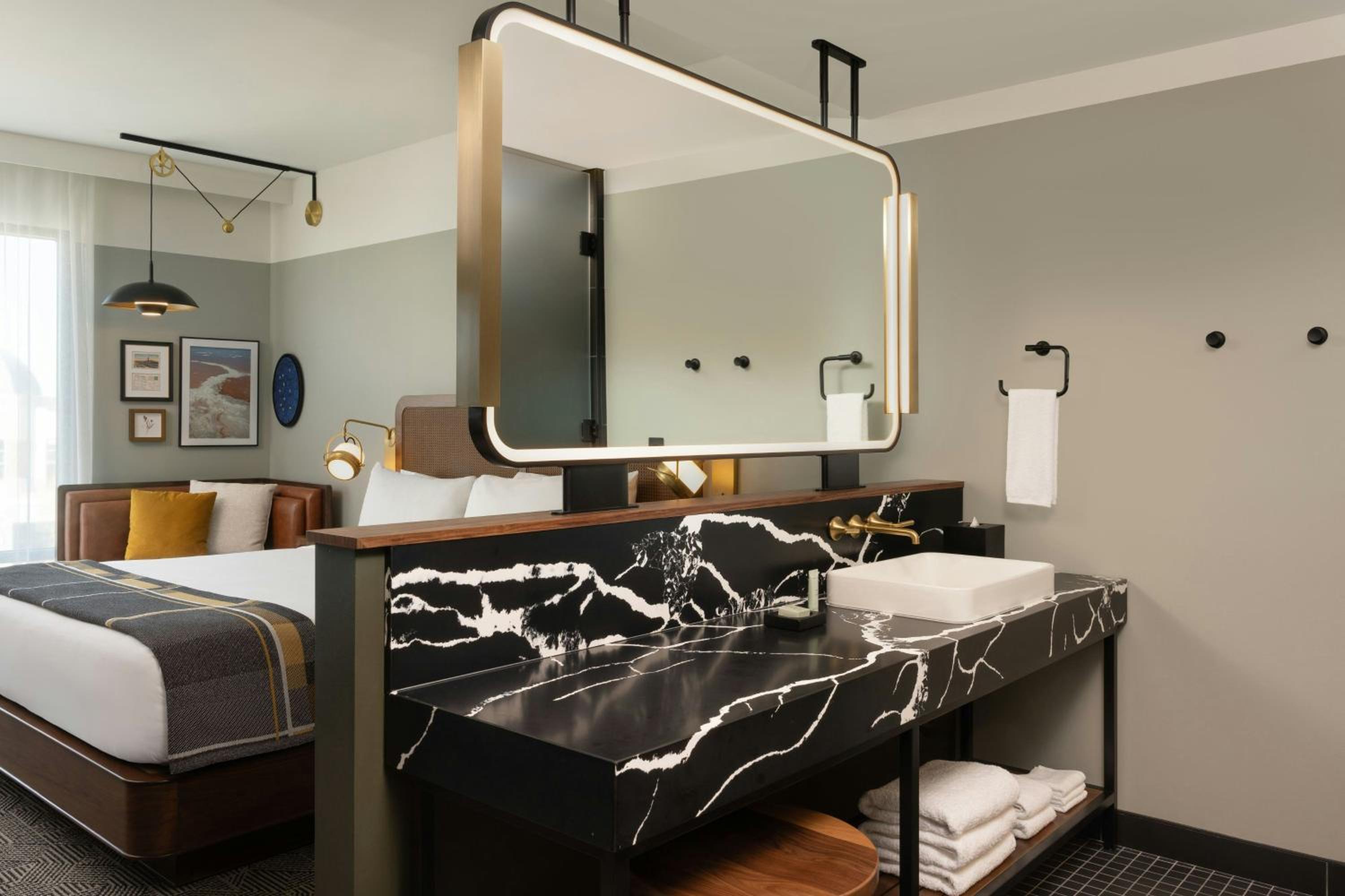 Classic King Room with Gateway View - Photo 10