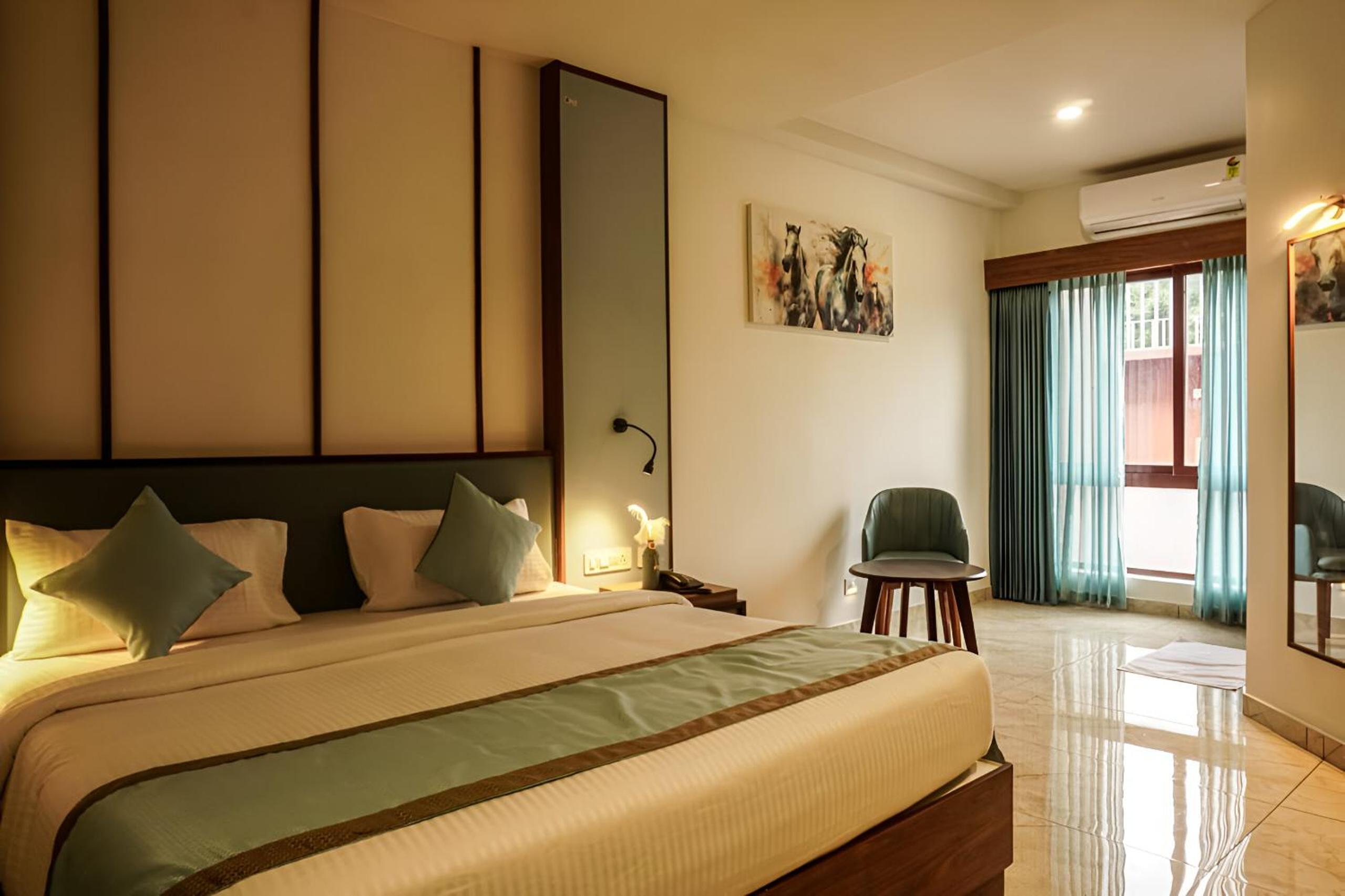 Deluxe Double Room with Balcony photo 2