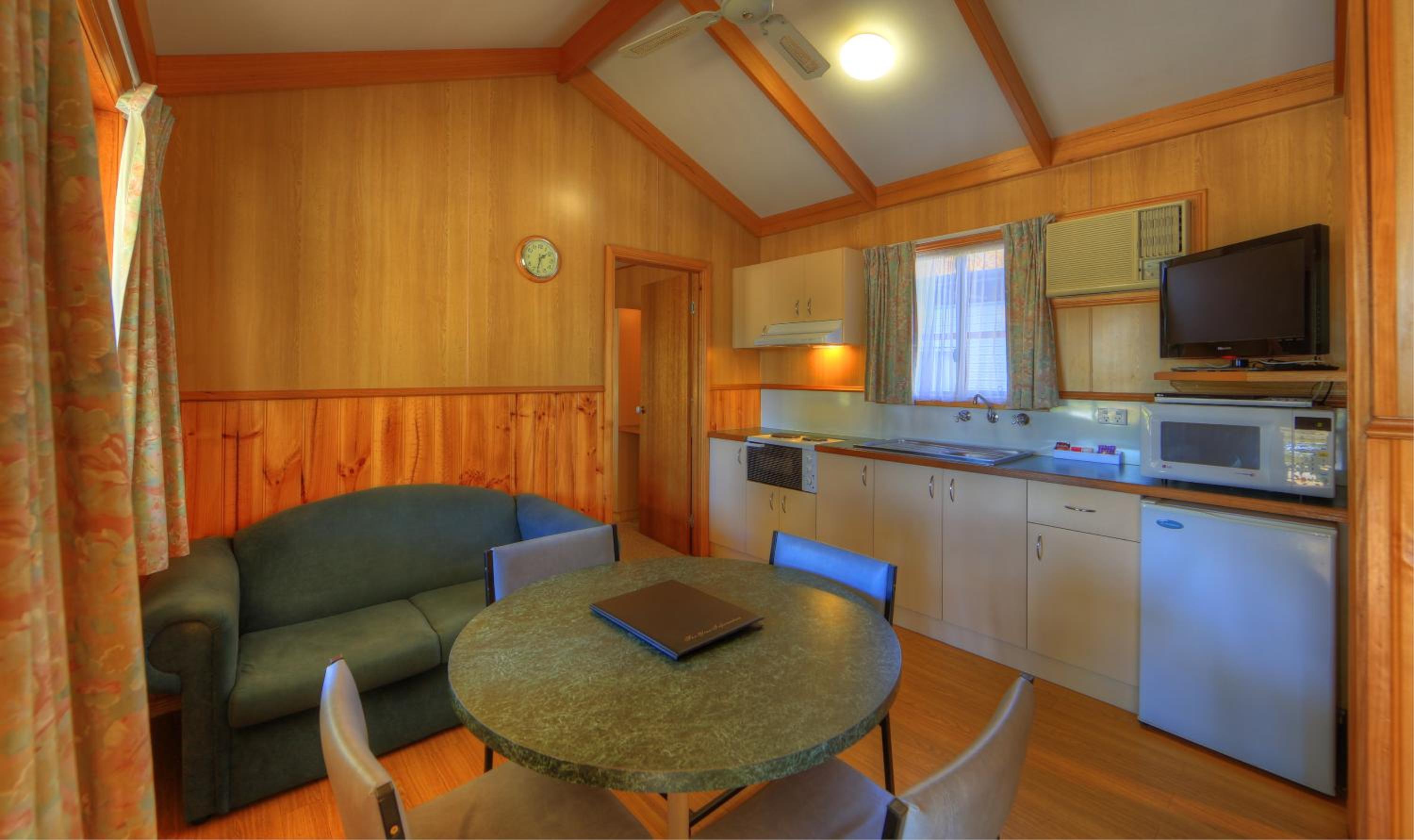 2 Bedroom Deluxe Cabin photo 3