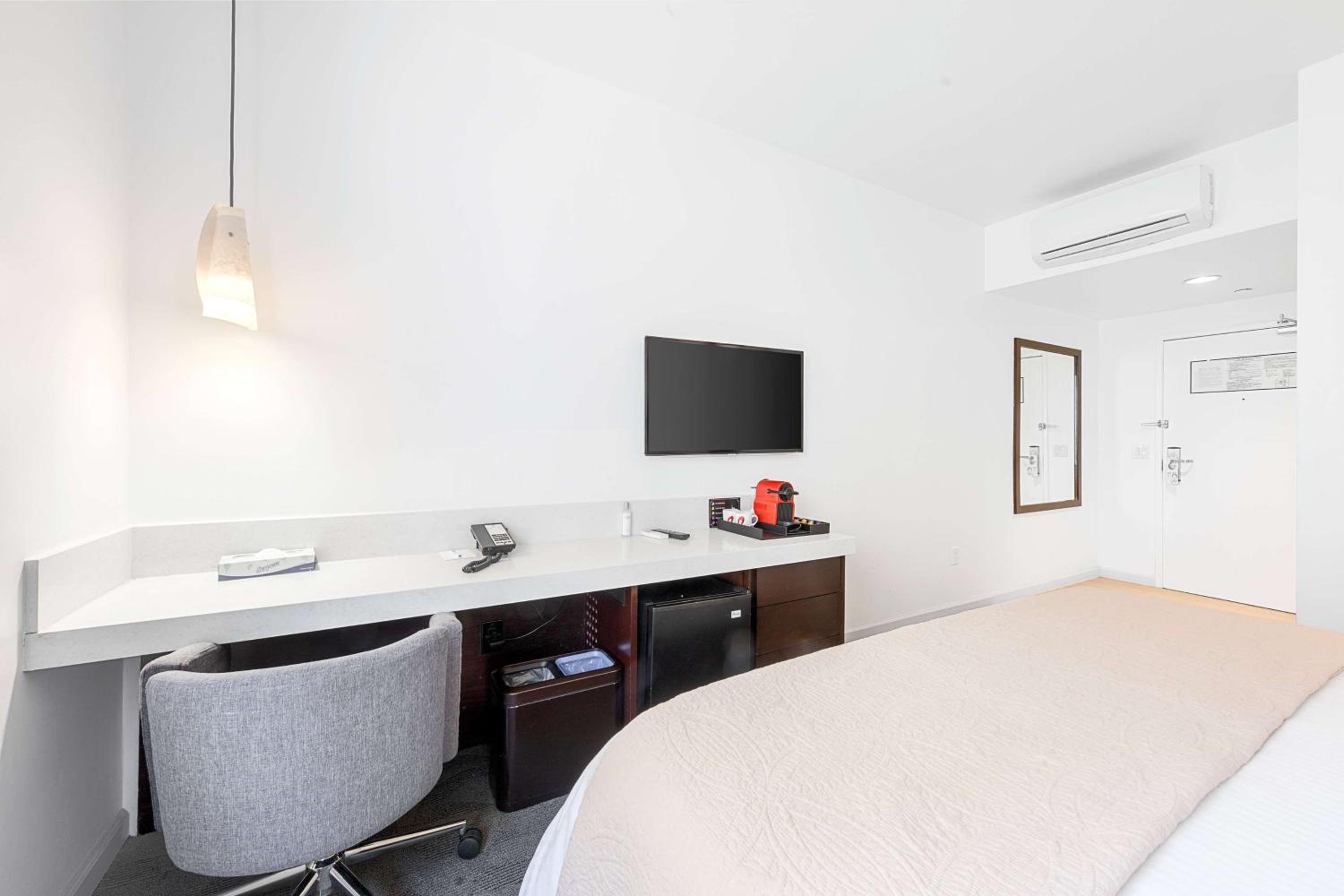 Deluxe King Room - Non-Smoking