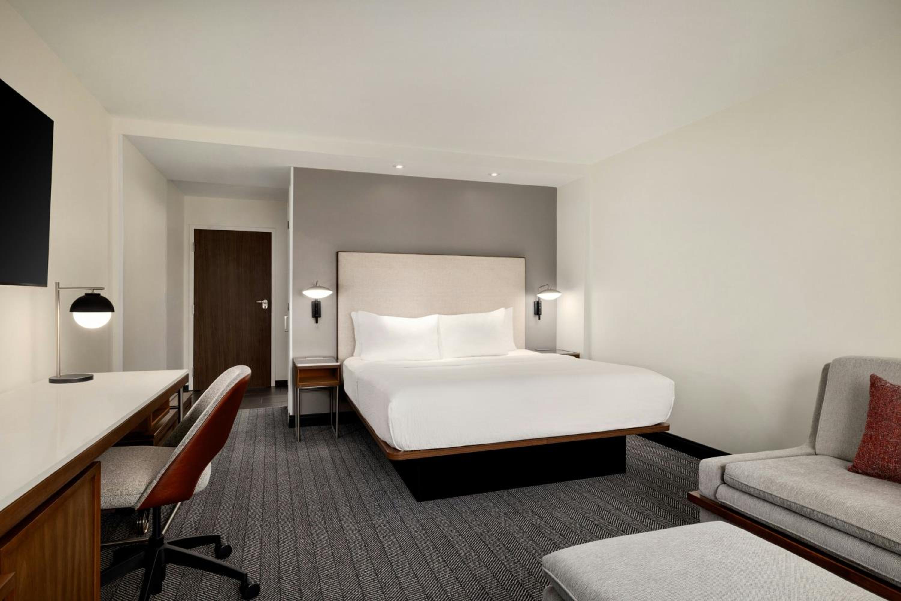 King Room with Roll-In Shower - Mobility Accessible photo 3