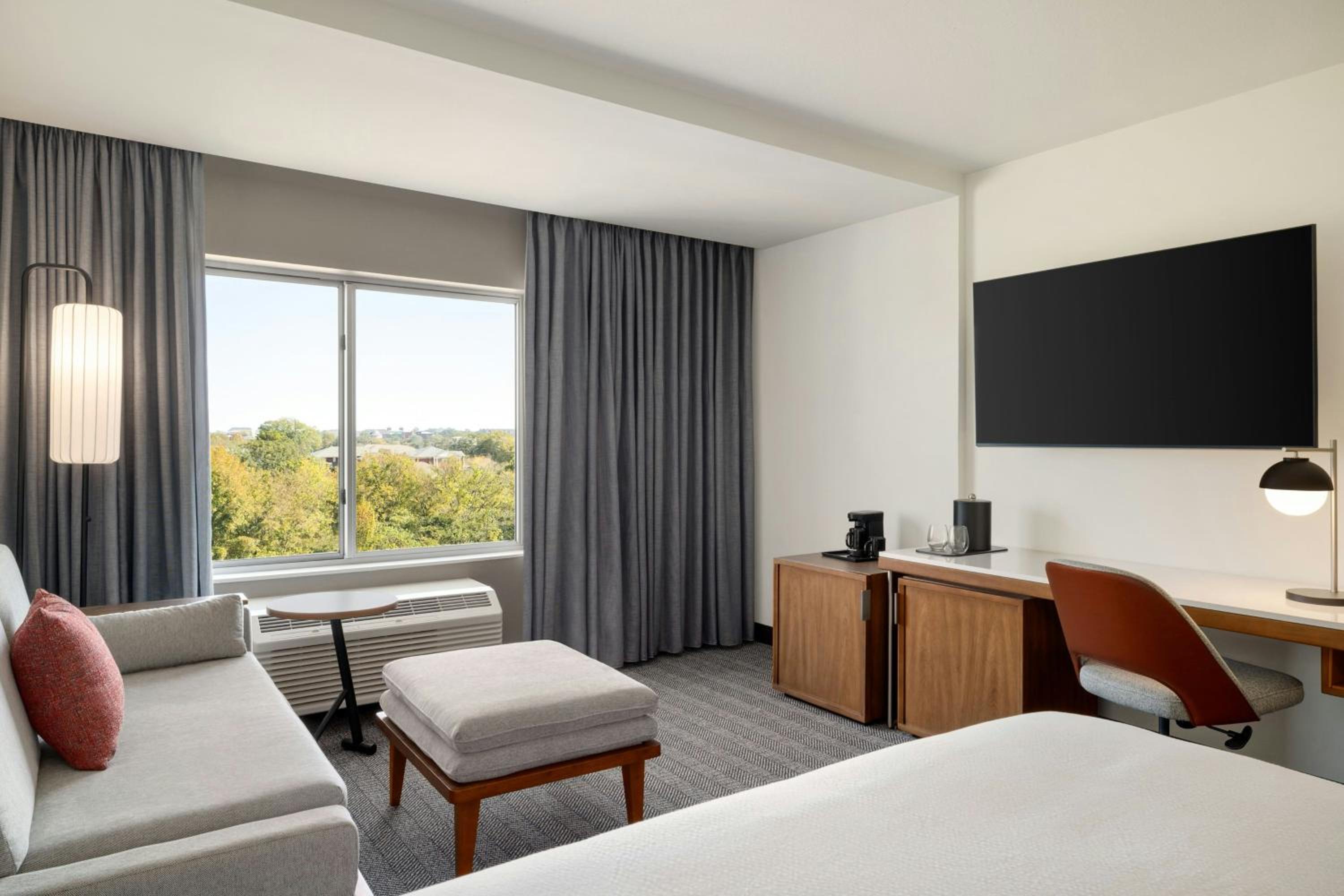 King Room with Roll-In Shower - Mobility Accessible photo 2