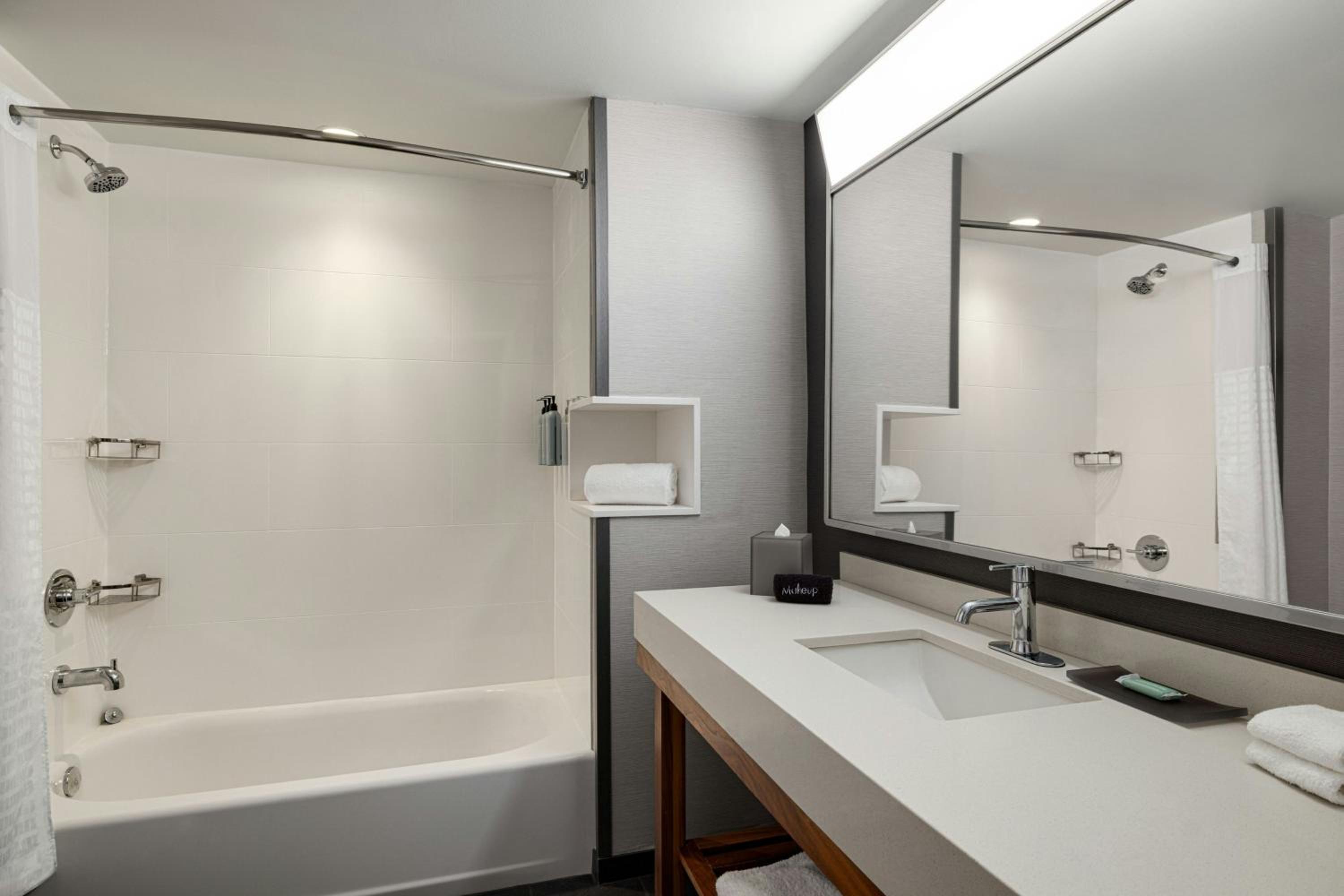 Queen Room with Two Queen Beds and Roll-In Shower - Mobility Access photo 3