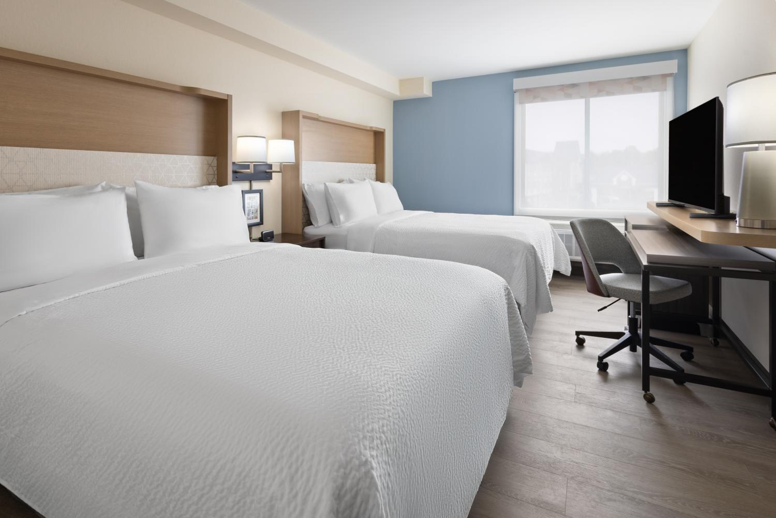 One-Bedroom Queen Suite with Two Queen Beds and Communications Mobility Accessible Tub - Photo 2