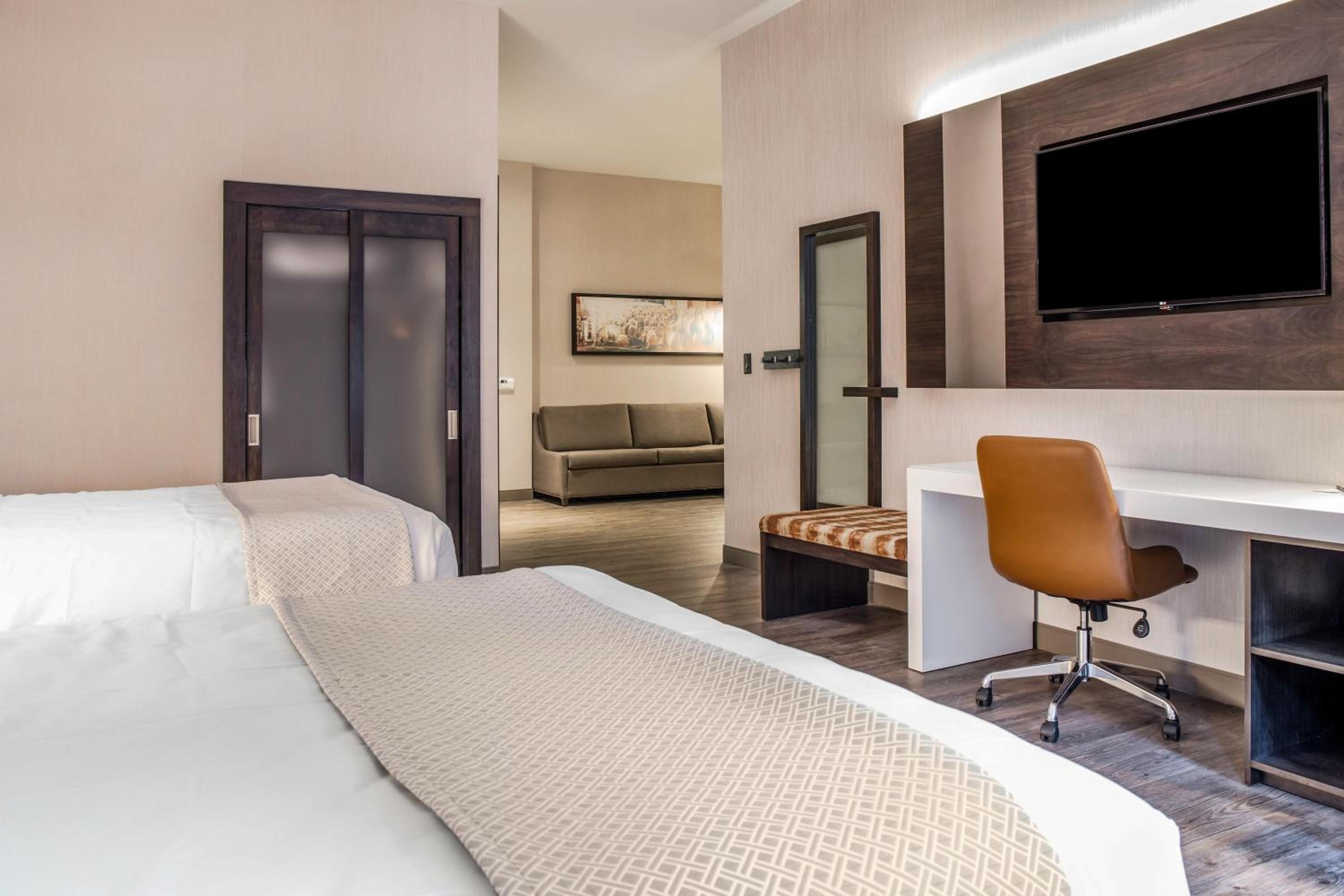 Double Suite with Two Double Beds - Accessible/Non-Smoking thumbnail 5