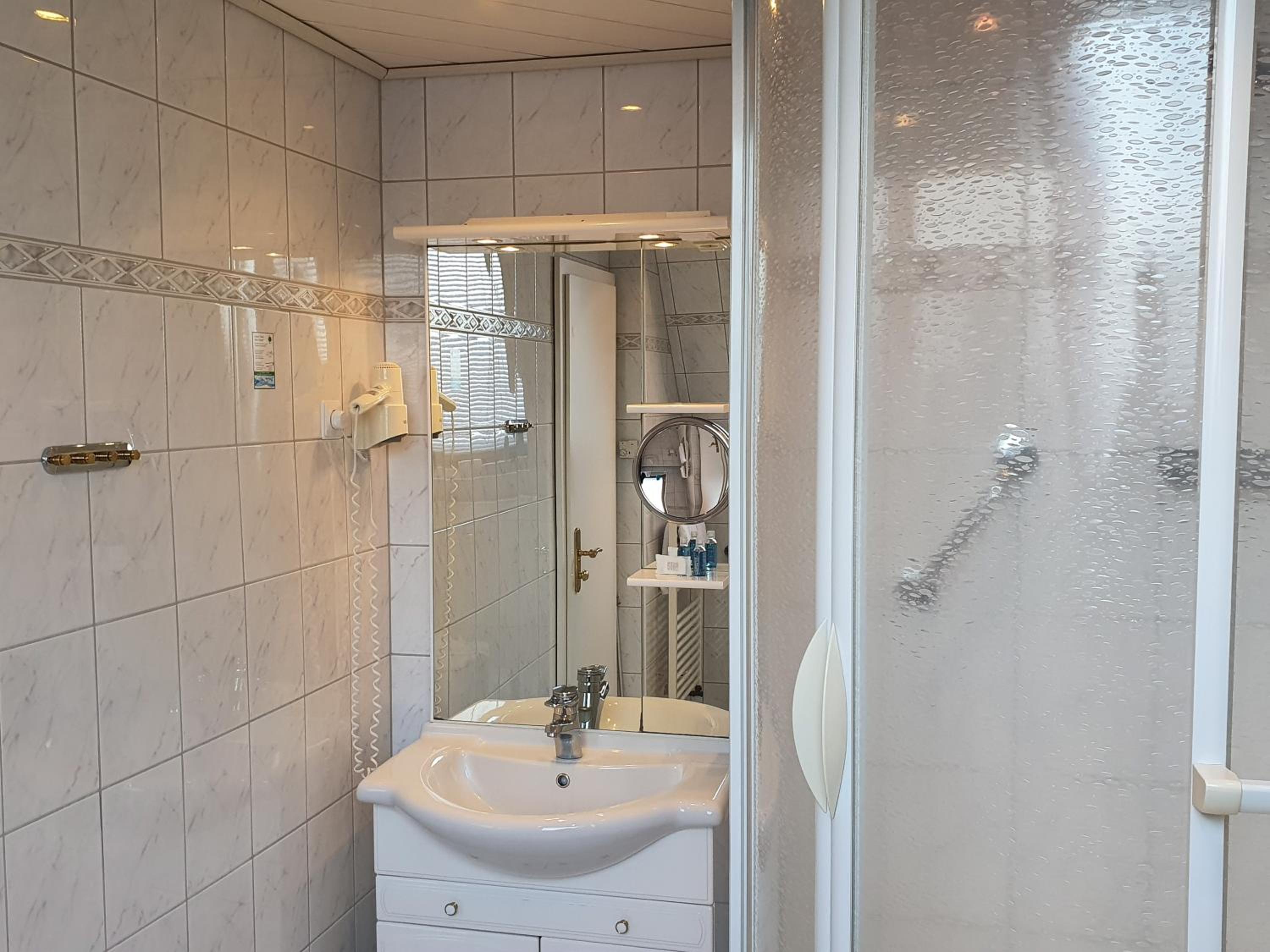 Double Room with Spa Bath photo 3