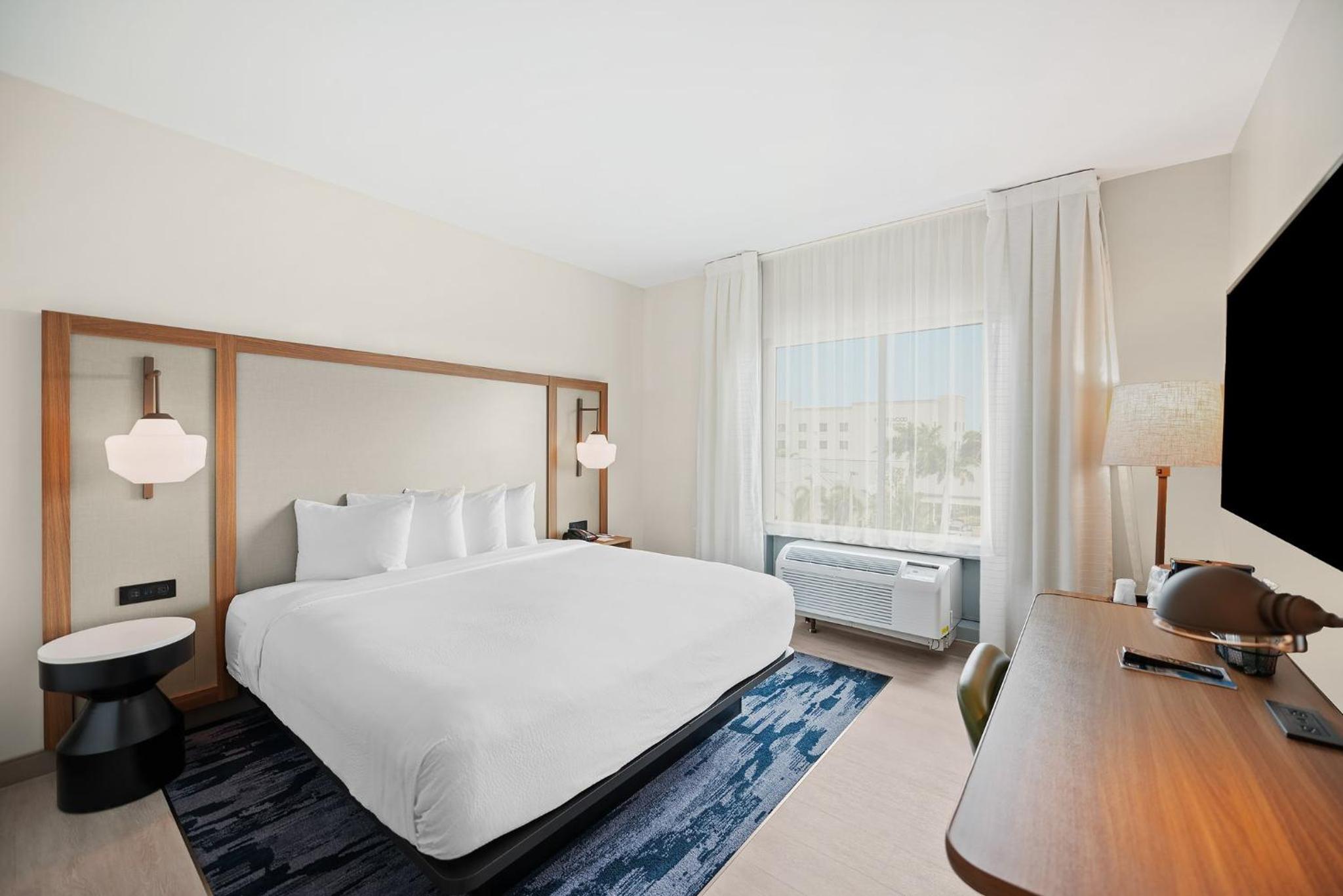 King Room with Roll-in Shower - Mobility Accessible - Photo 2