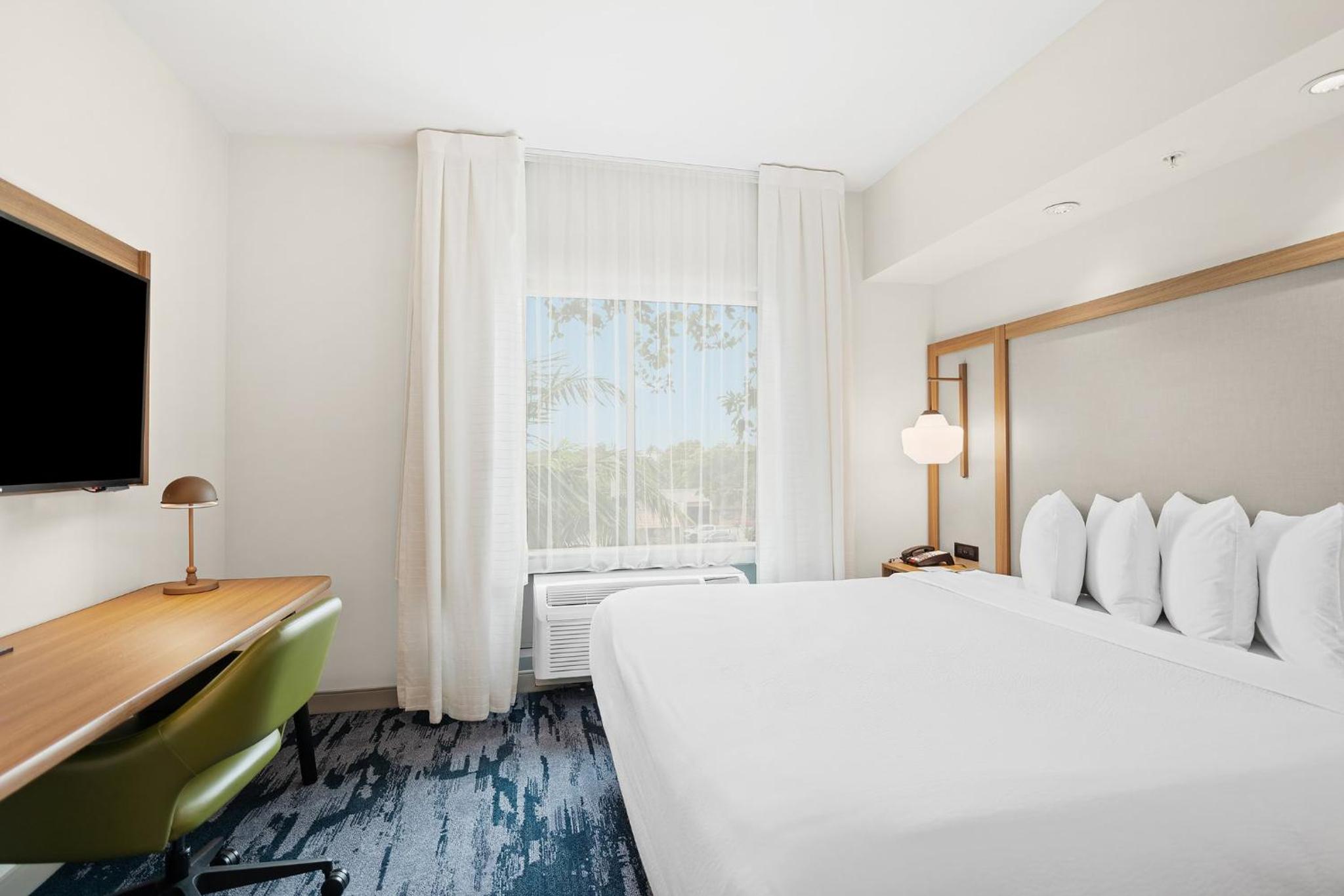 King Studio with Roll-In Shower - Mobility Accessible