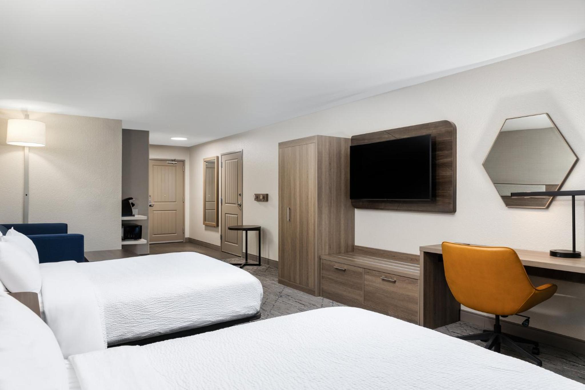 Standard Queen Room with Two Queen Beds and Mobility Accessible Tub - Photo 3
