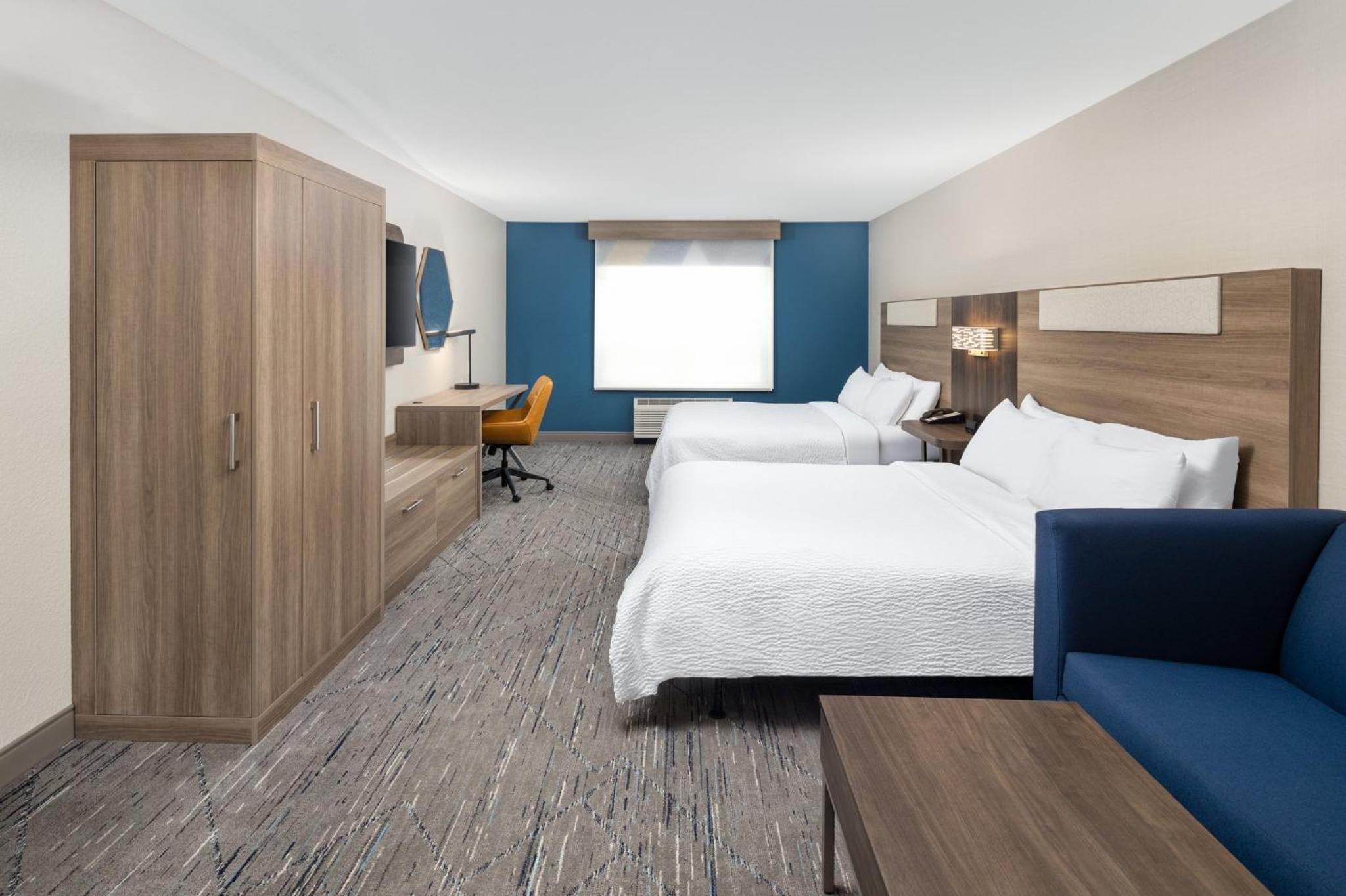 Standard Queen Room with Two Queen Beds and Mobility Accessible Tub - Photo 1