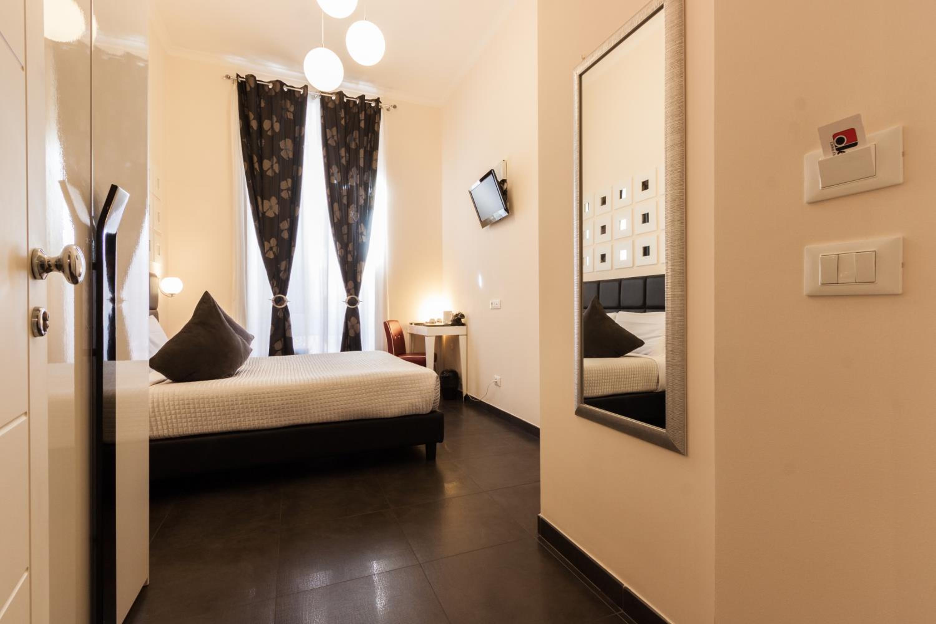 Small Double or Twin Room photo 3