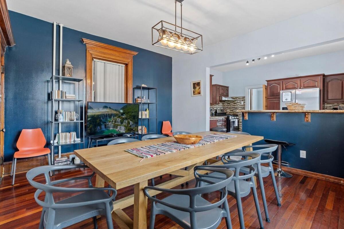 Eight-Bedroom House photo 3