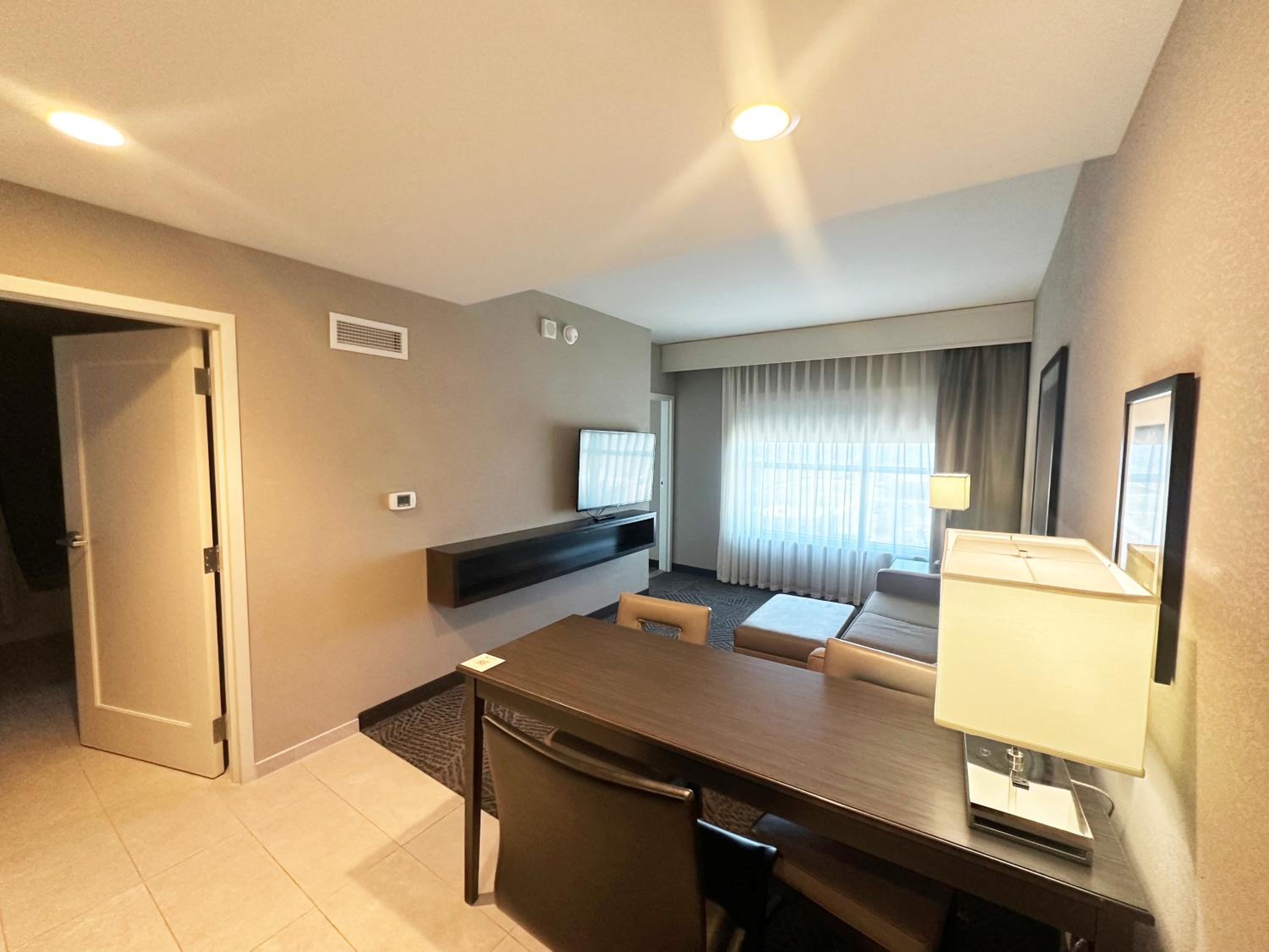 Two-Room Queen Suite with Tub - Mobility Accessible photo 3