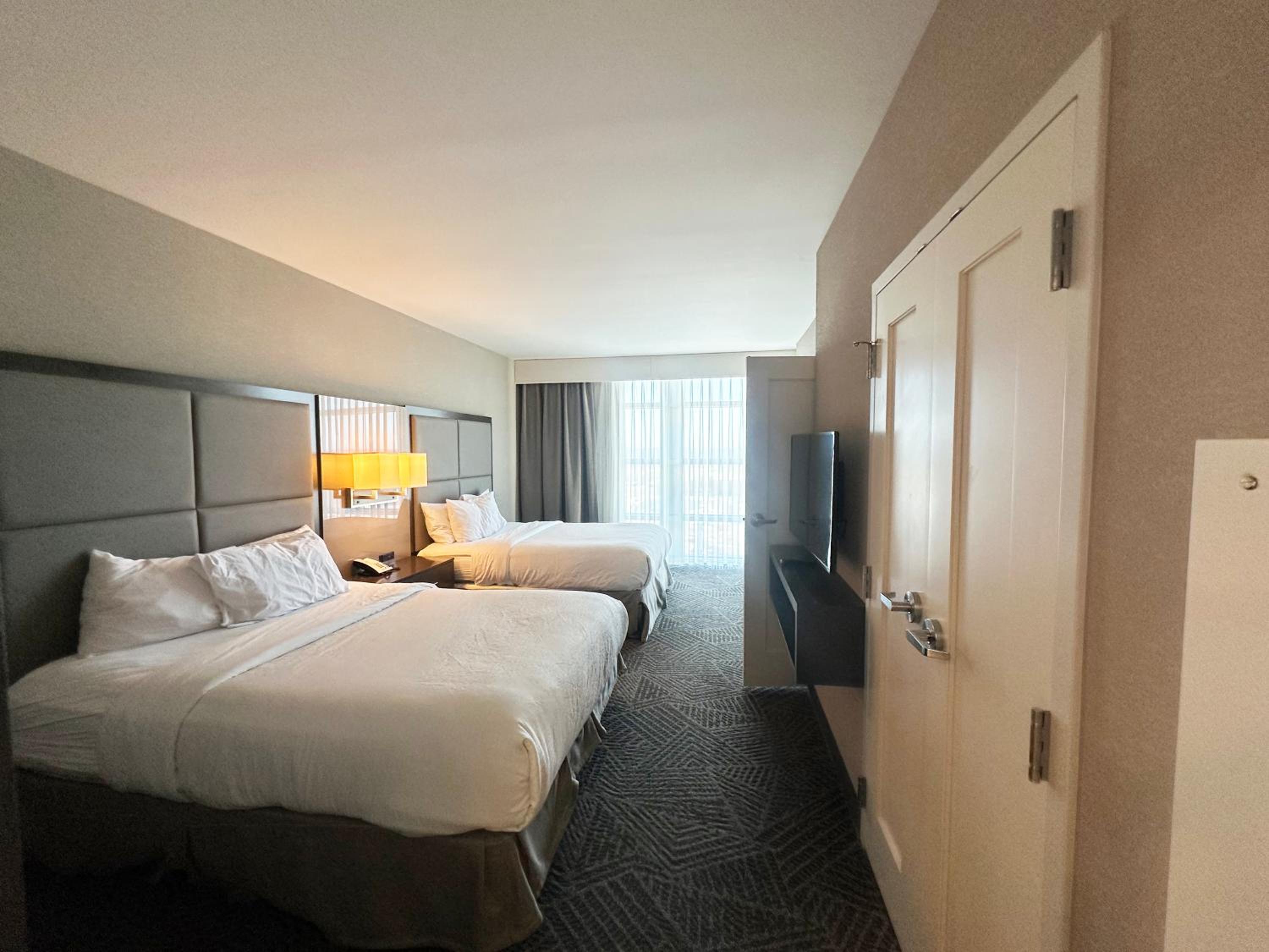 Two-Room Queen Suite with Tub - Mobility Accessible photo 2