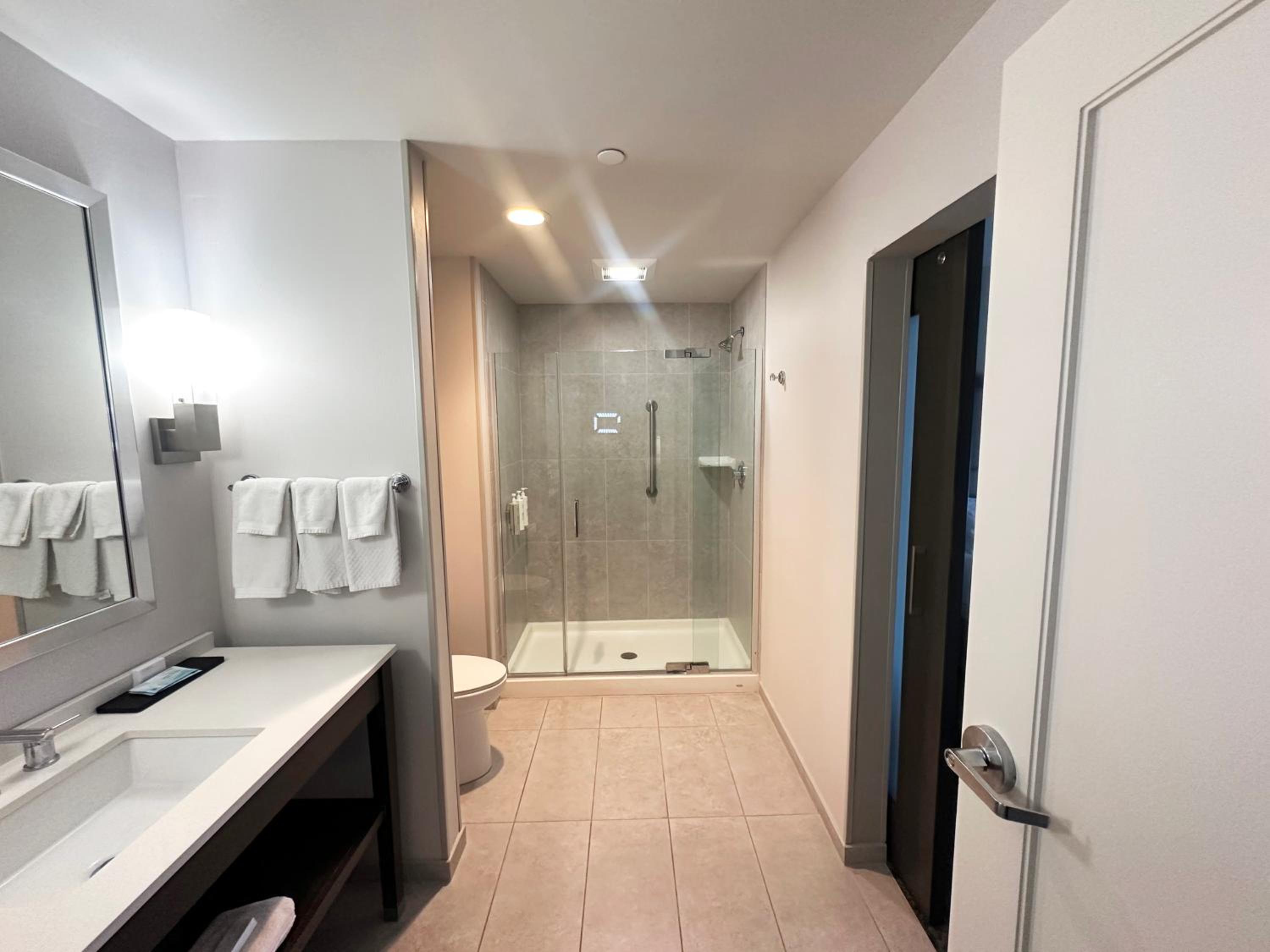 King Suite - Hearing Access photo 2