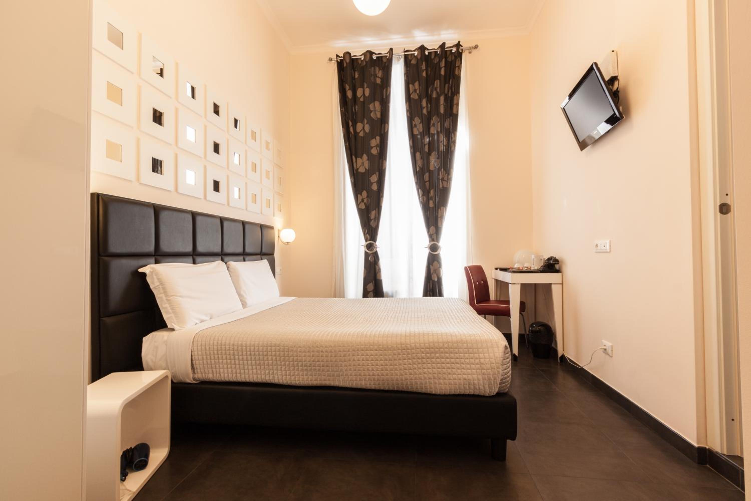Small Double or Twin Room photo 2