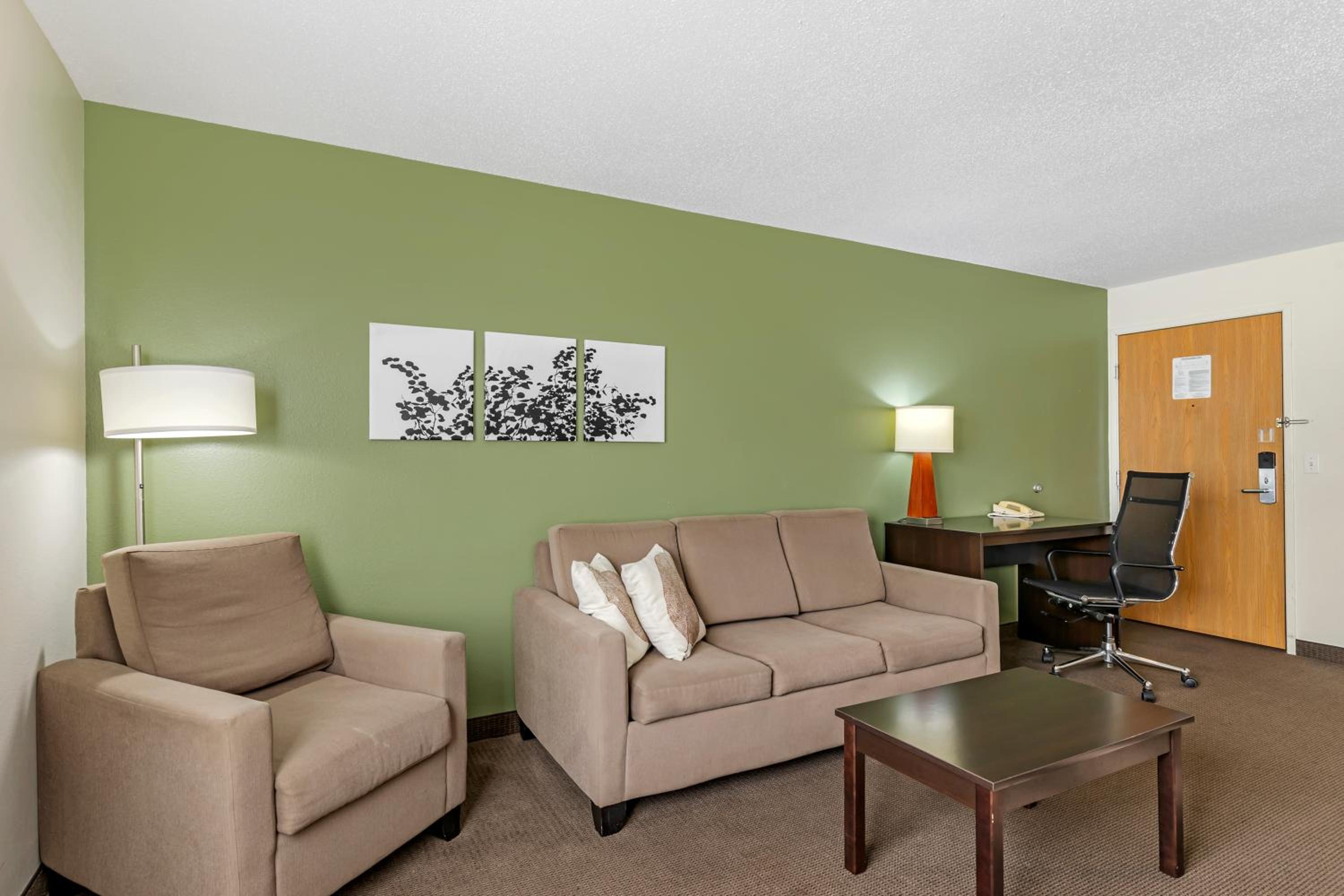 King Suite - Non-Smoking photo 2