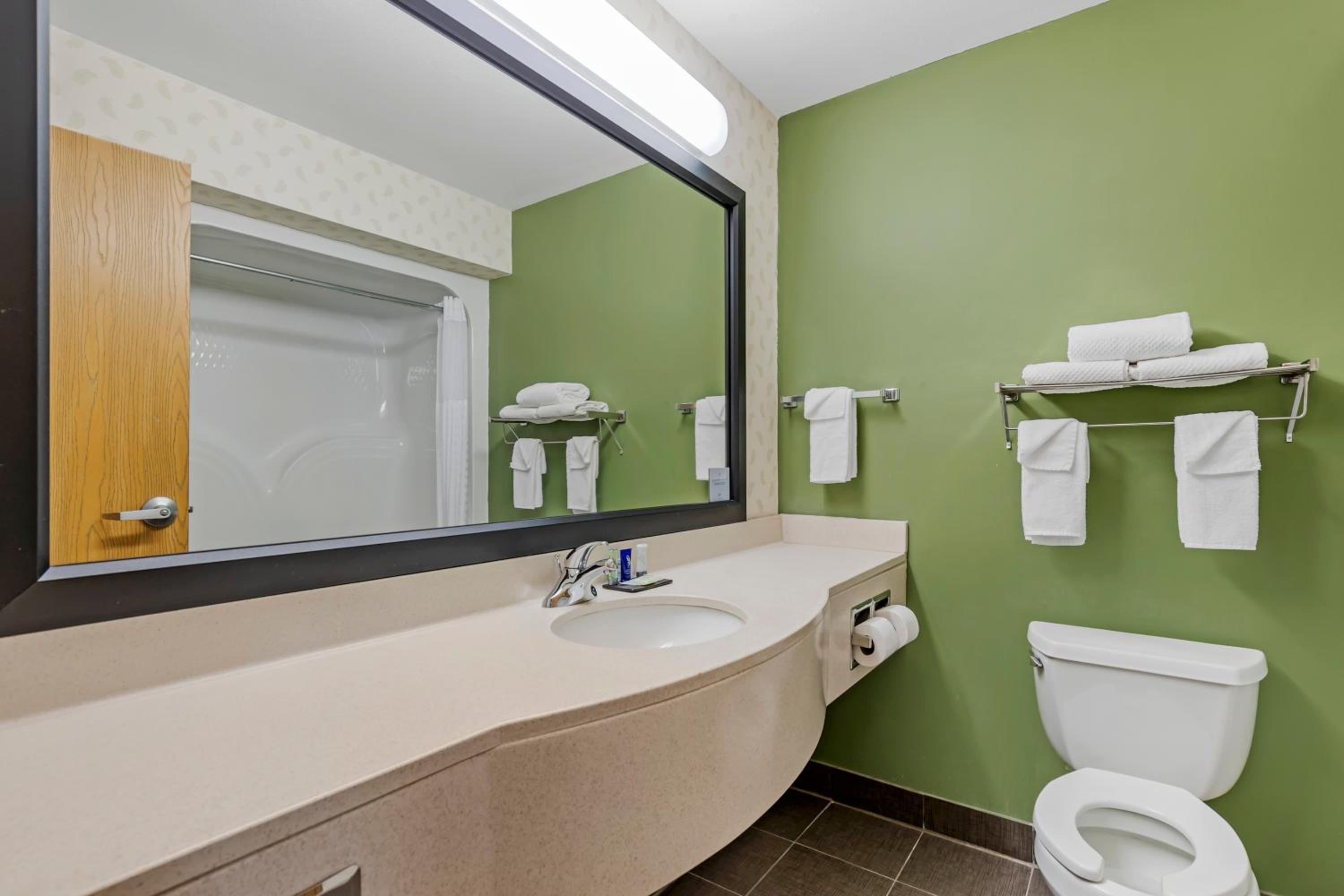 King Suite - Non-Smoking photo 3