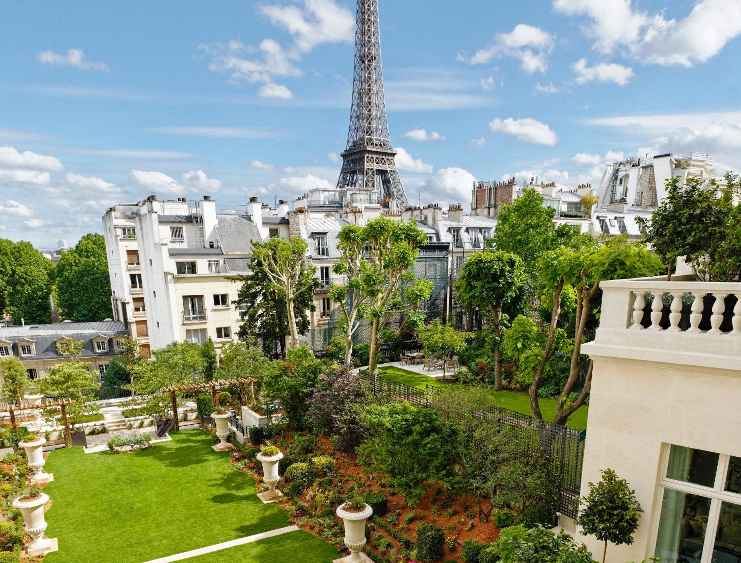 Junior Suite with Paris View
