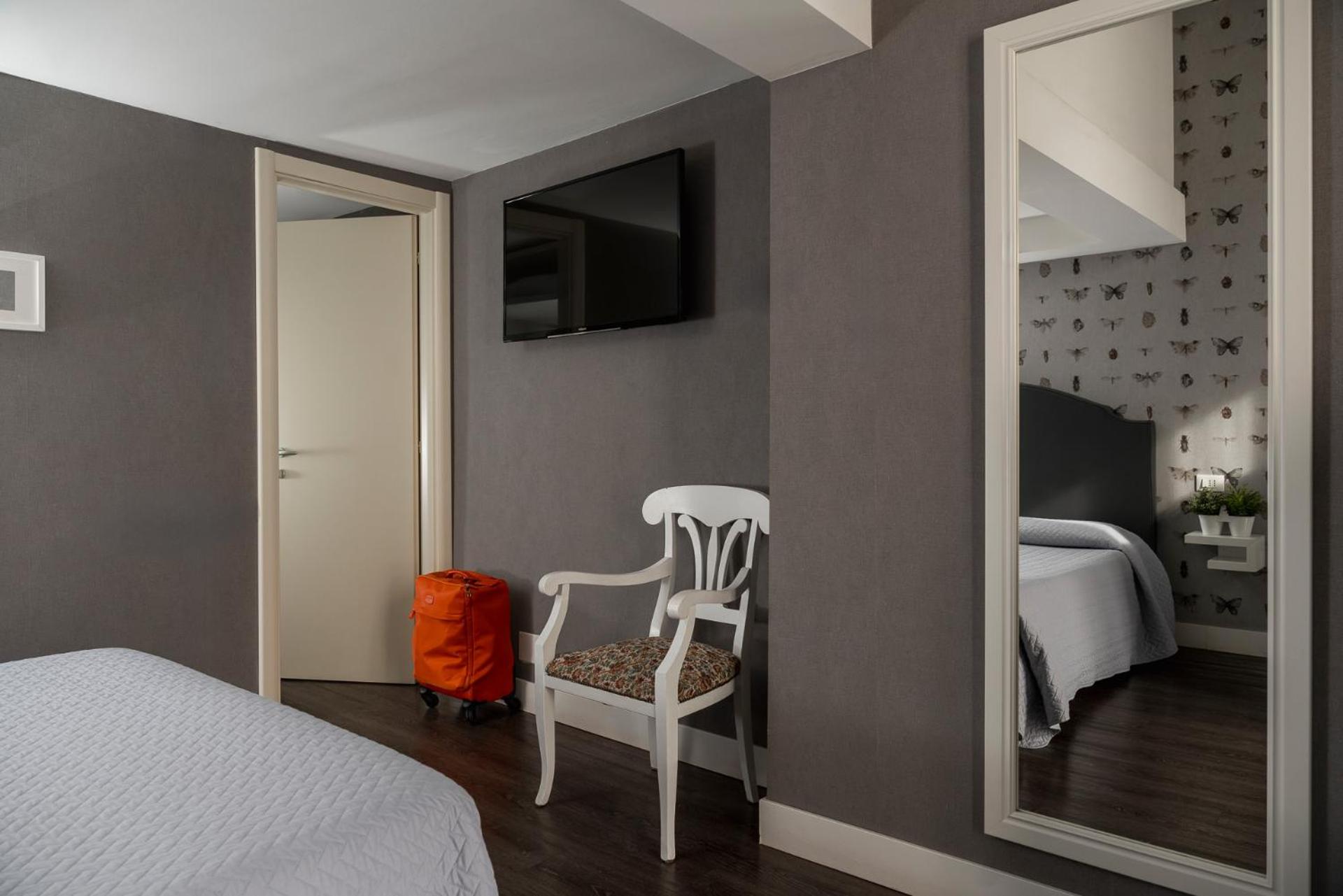Double or Twin Room - Photo 7