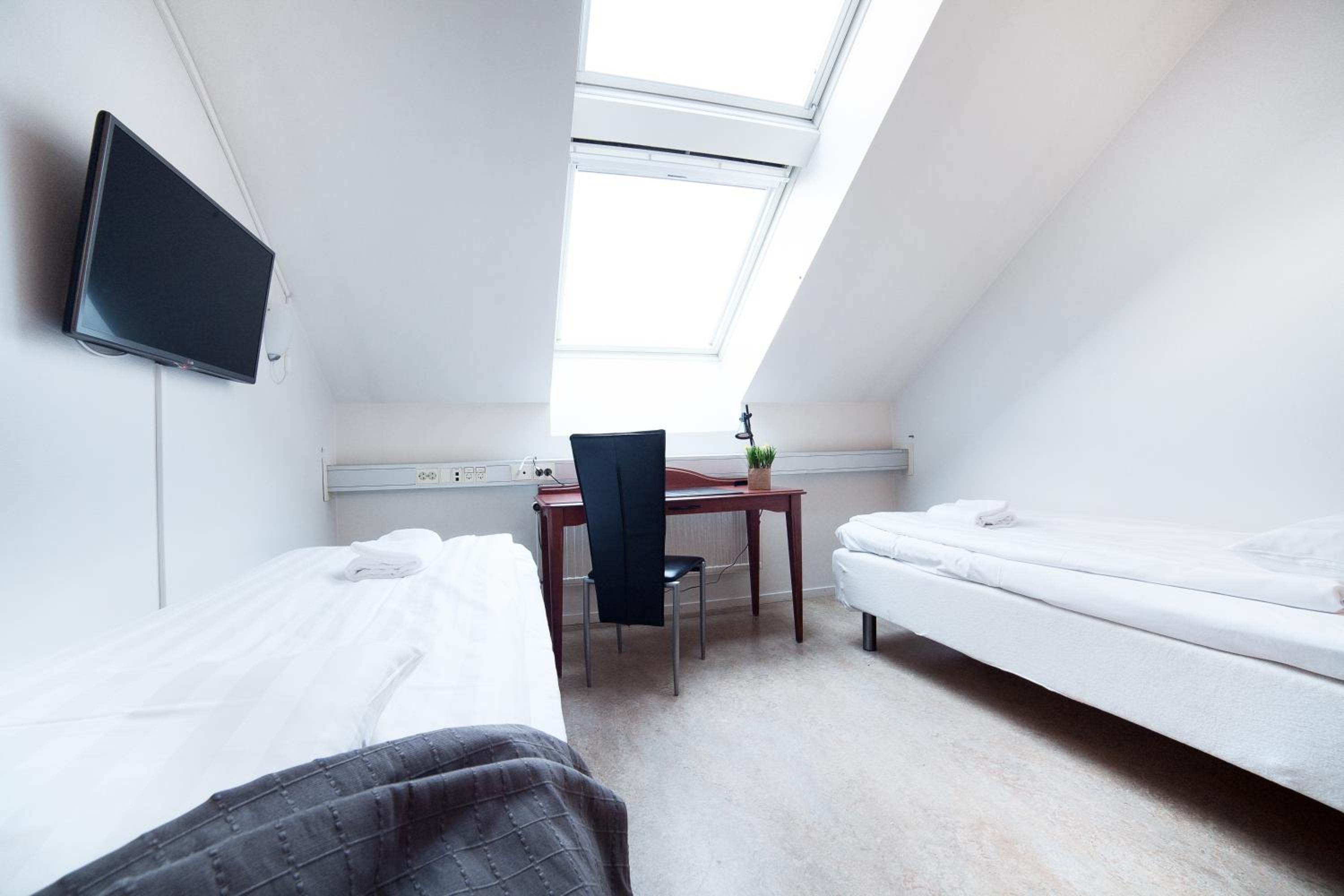 Standard Twin Room with Shared Bathroom photo 1