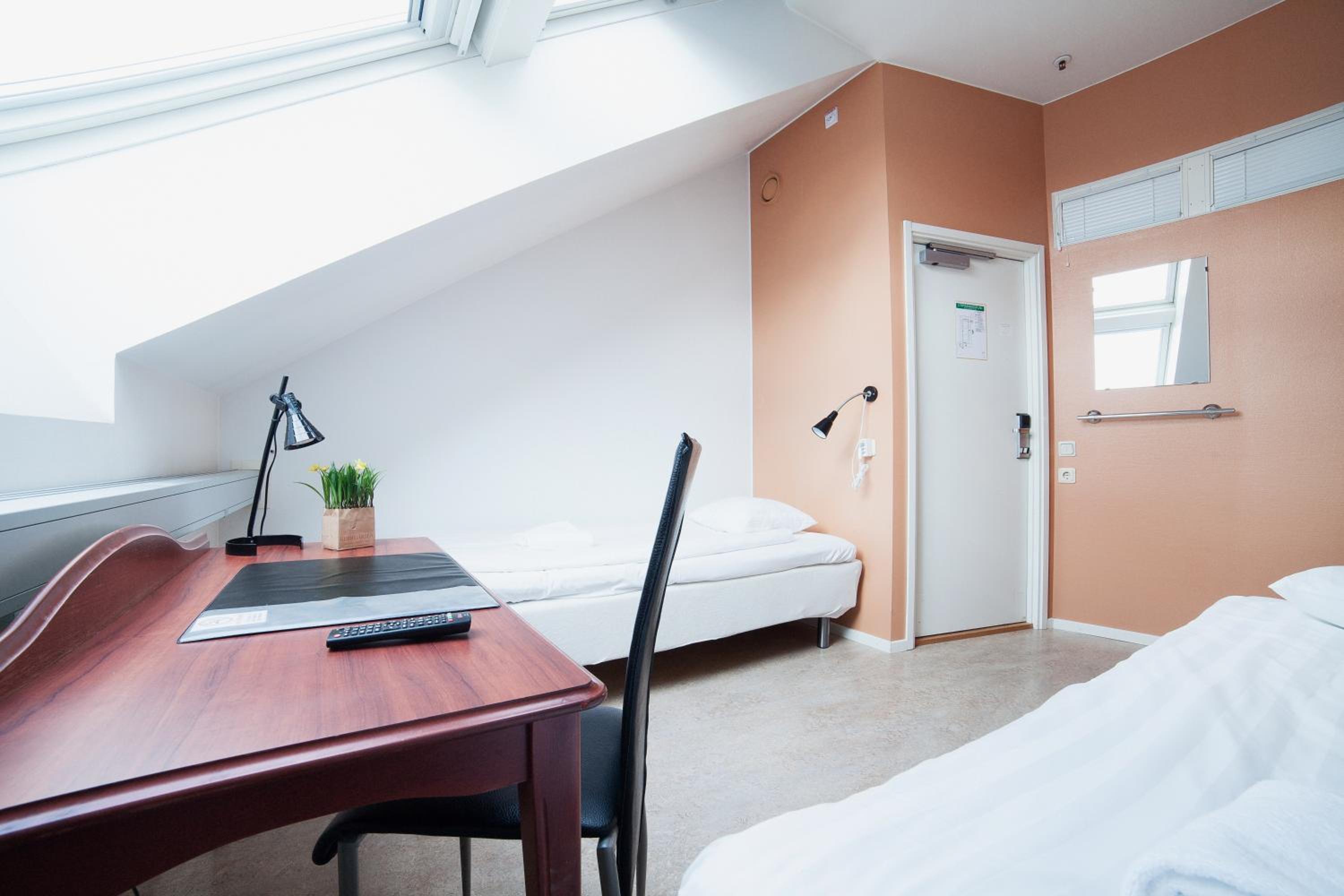 Standard Twin Room with Shared Bathroom photo 3