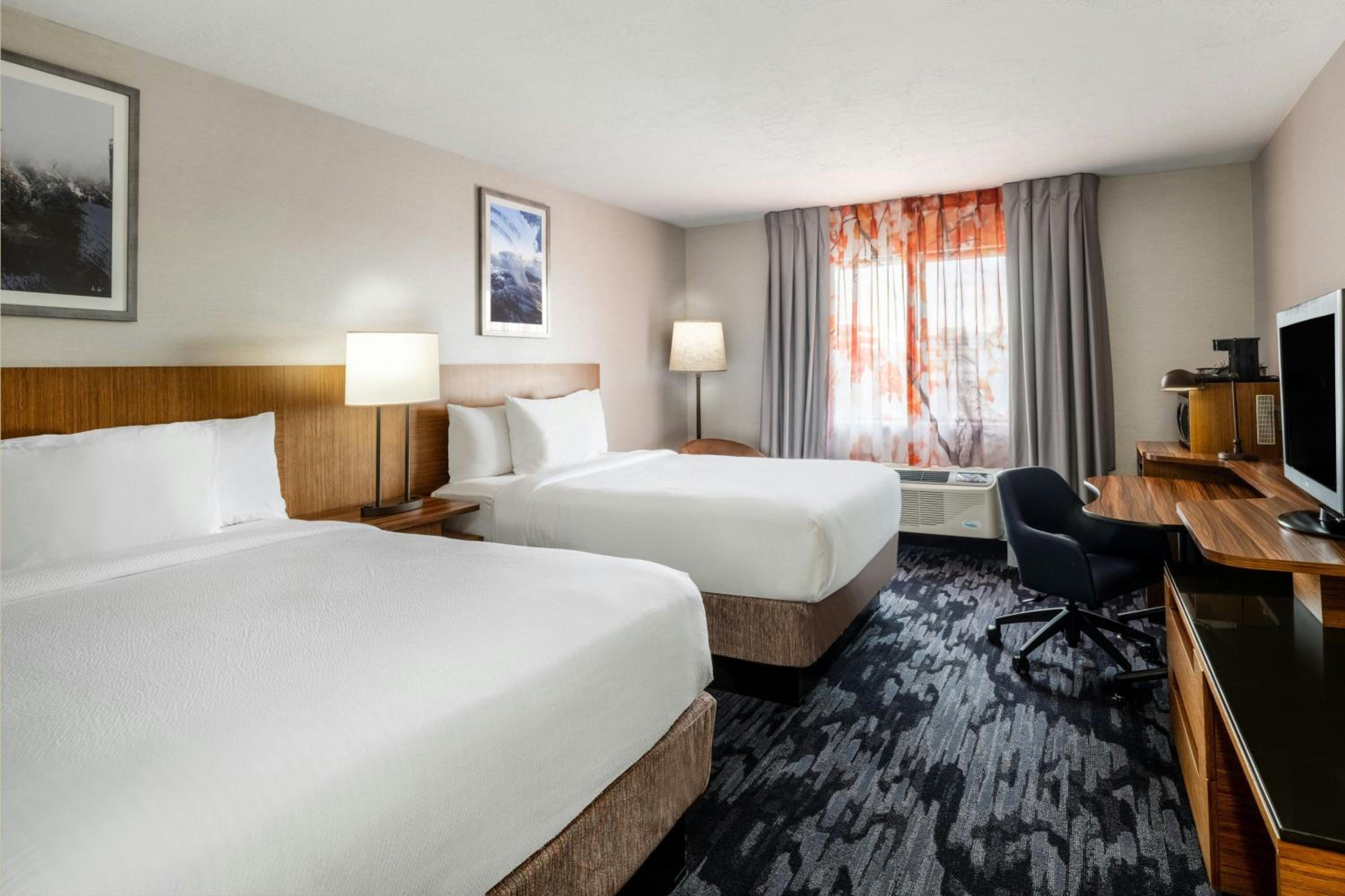 Queen Room with Two Queen Beds and Roll-in Shower - Mobility Accessible - Photo 3
