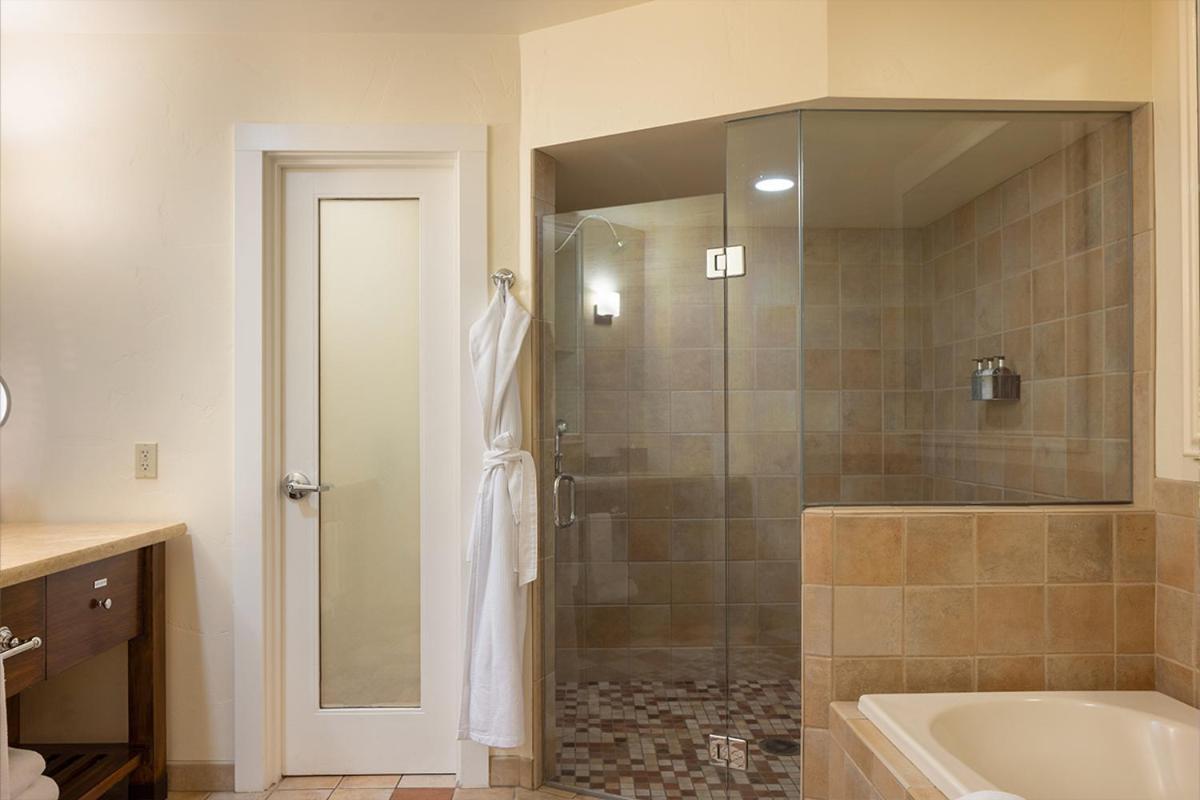 Superior King Suite photo 2