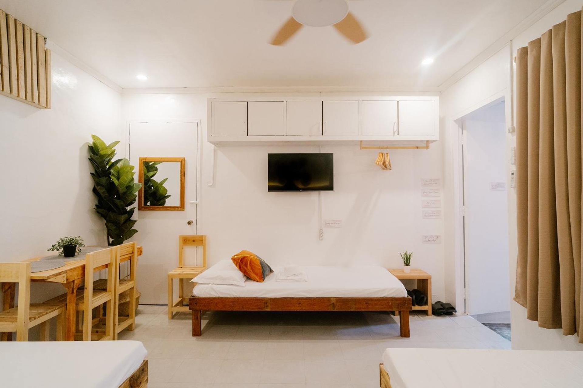 Family Room with Private Bathroom - Photo 9