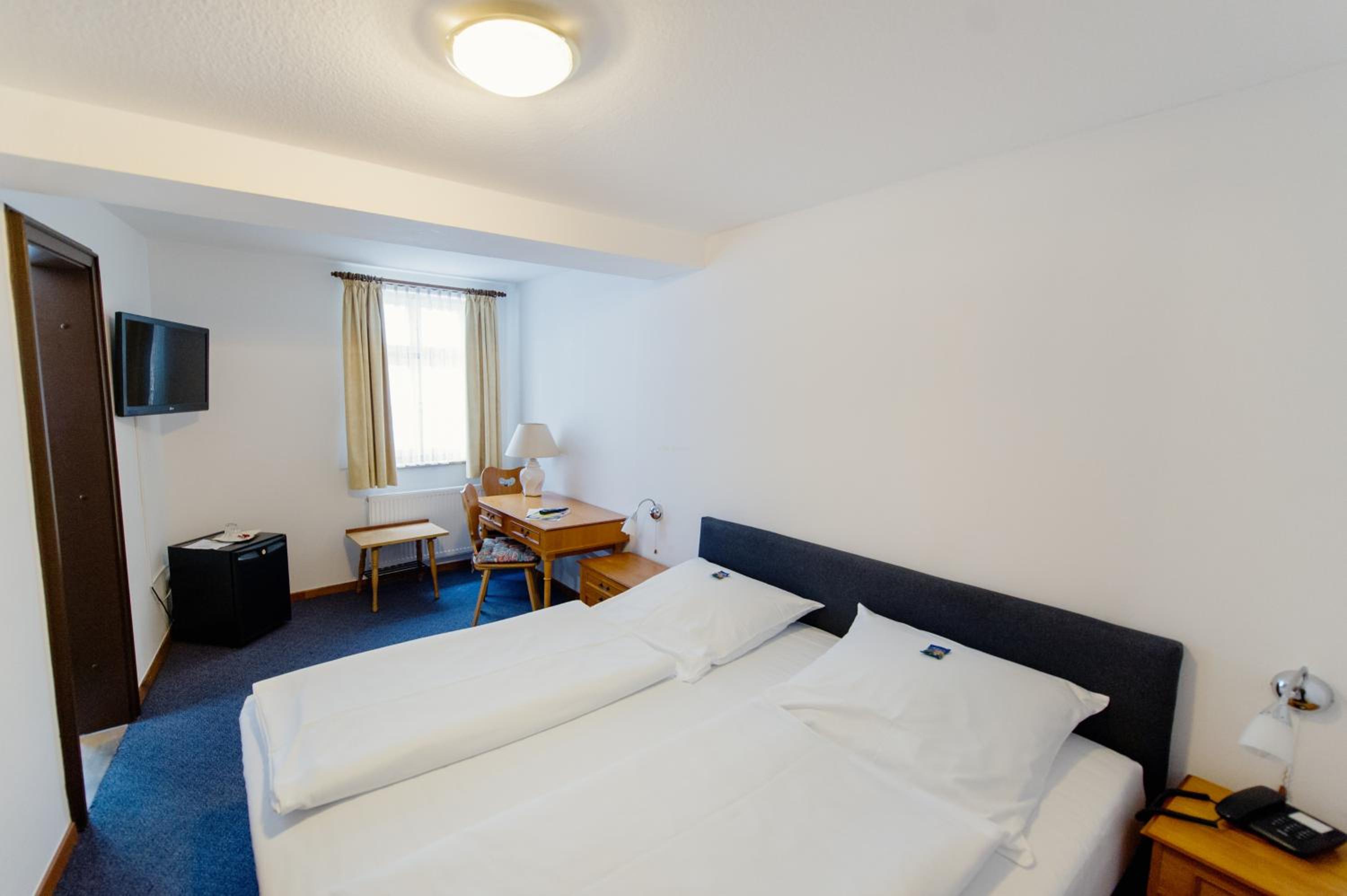 Economy Double Room - Photo 9