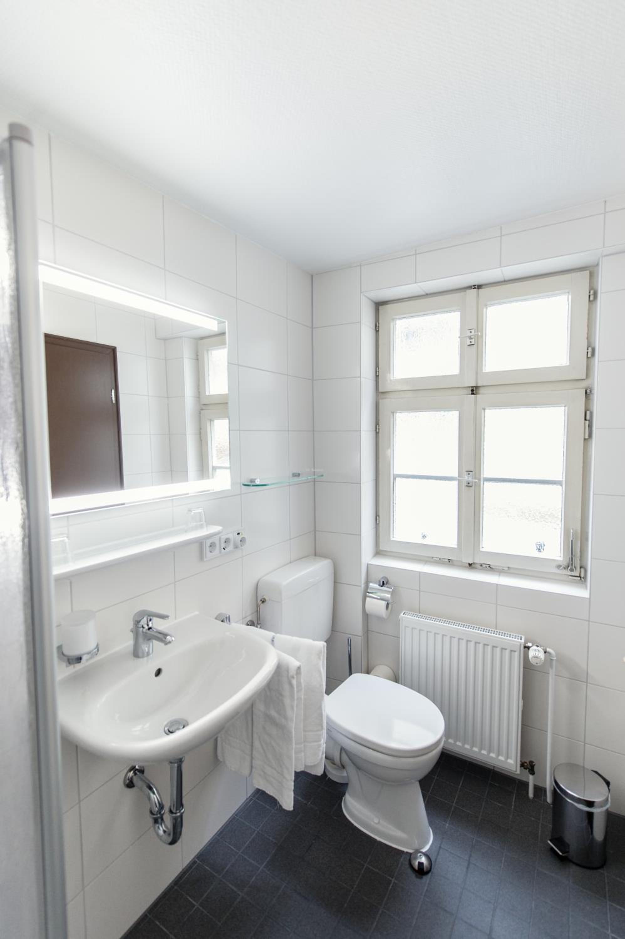 Economy Double Room - Photo 6