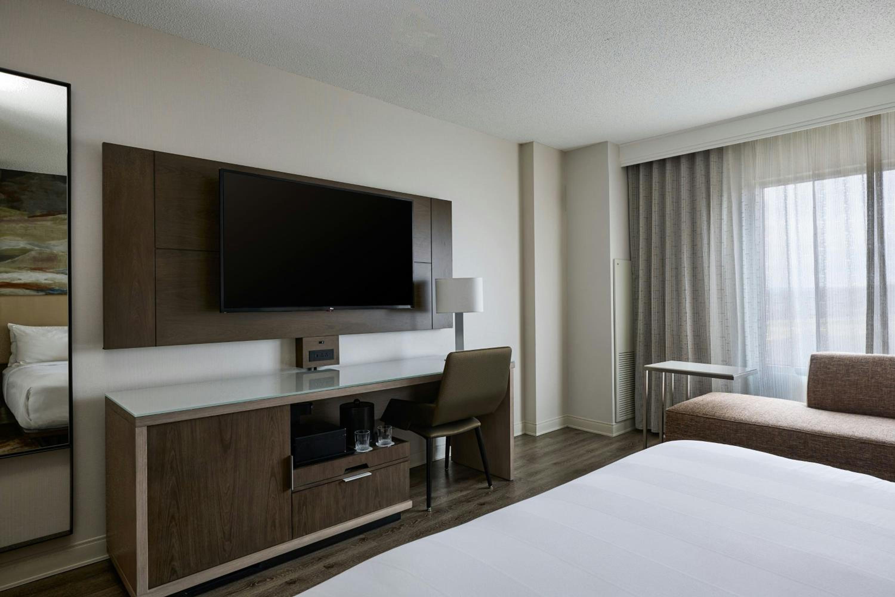 Newly Renovated King Room with Balcony and Roll-In Shower - Mobility Accessible - Photo 2