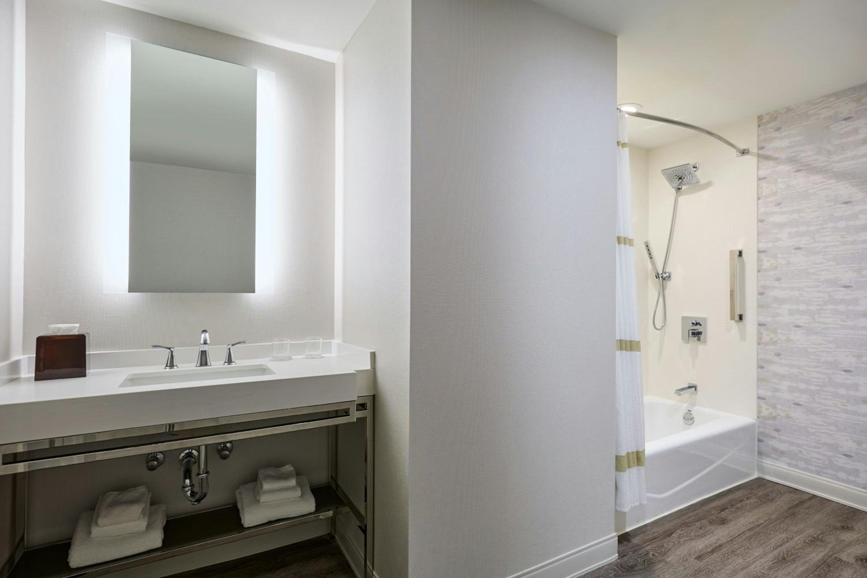 Newly Renovated Room - Hearing Accessible - Photo 13