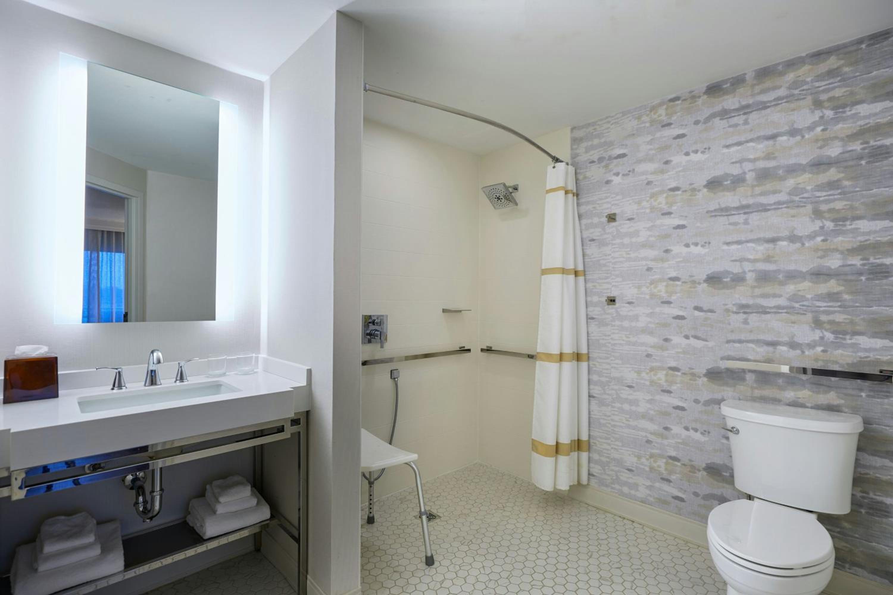 Newly Renovated Room - Hearing Accessible - Photo 15