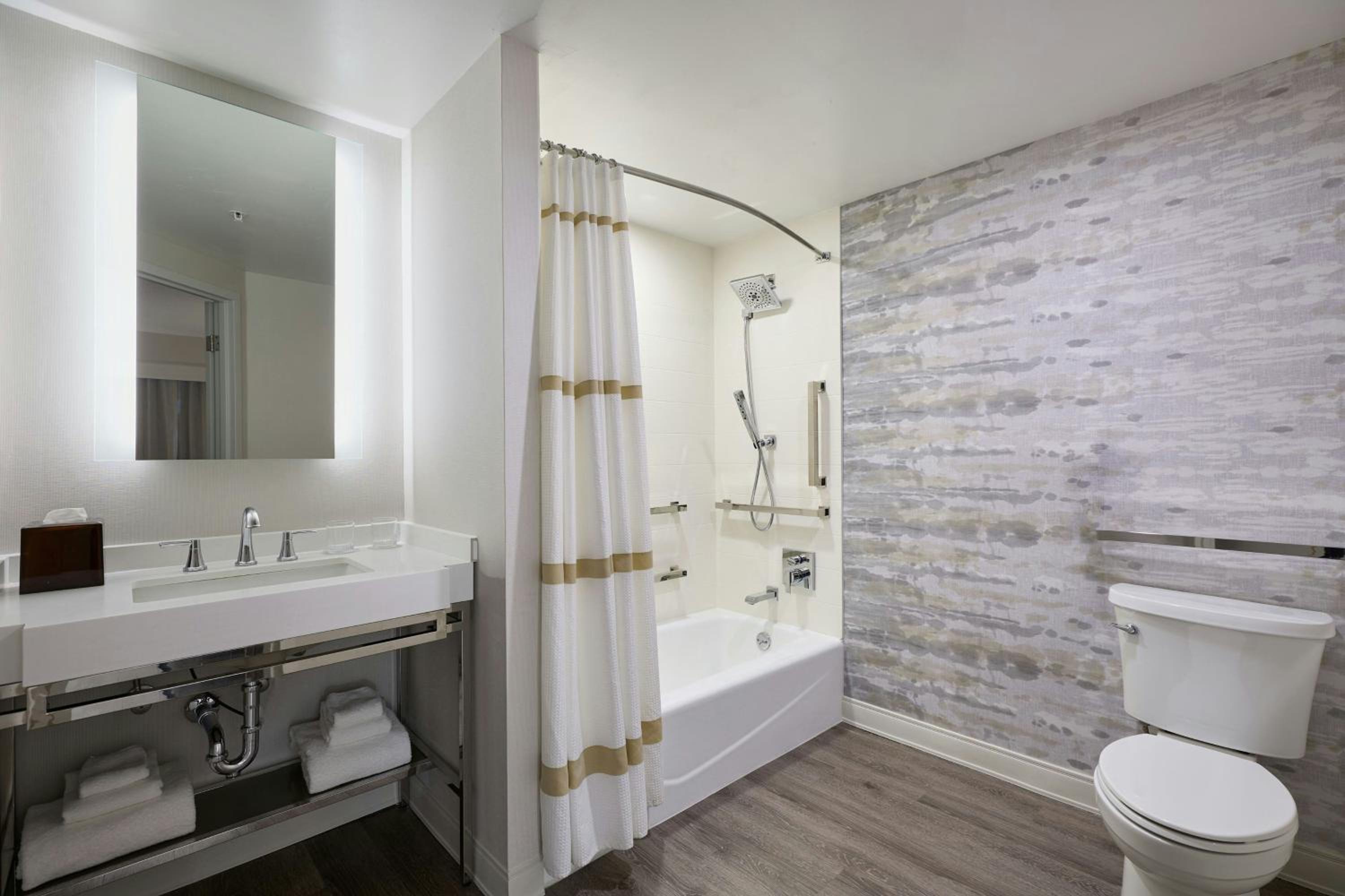 Newly Renovated Room - Hearing Accessible - Photo 16