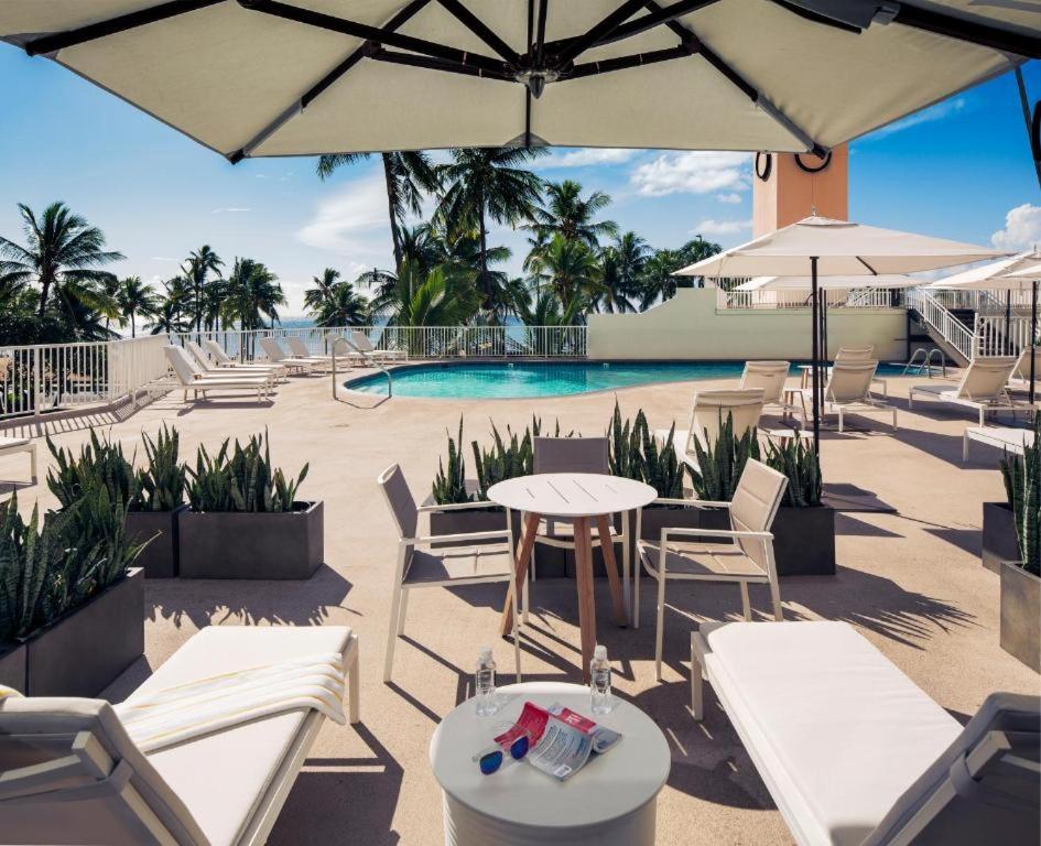 King Room with Pool View - Photo 5