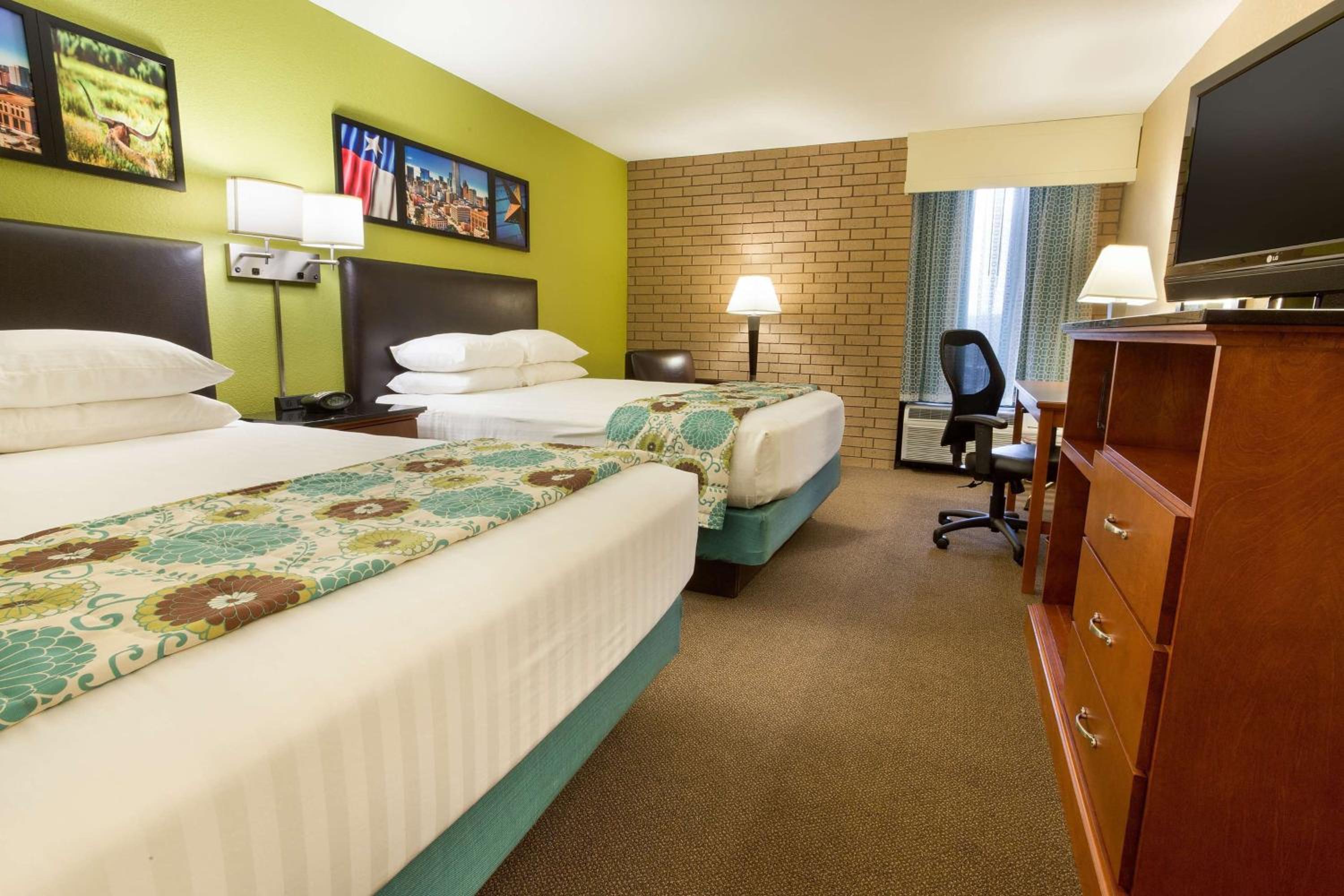 Queen Suite with Tub and Grab Bars - Mobility/Hearing Accessible - Non-Smoking