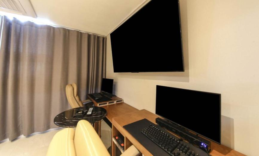 Couple Game Room photo 1