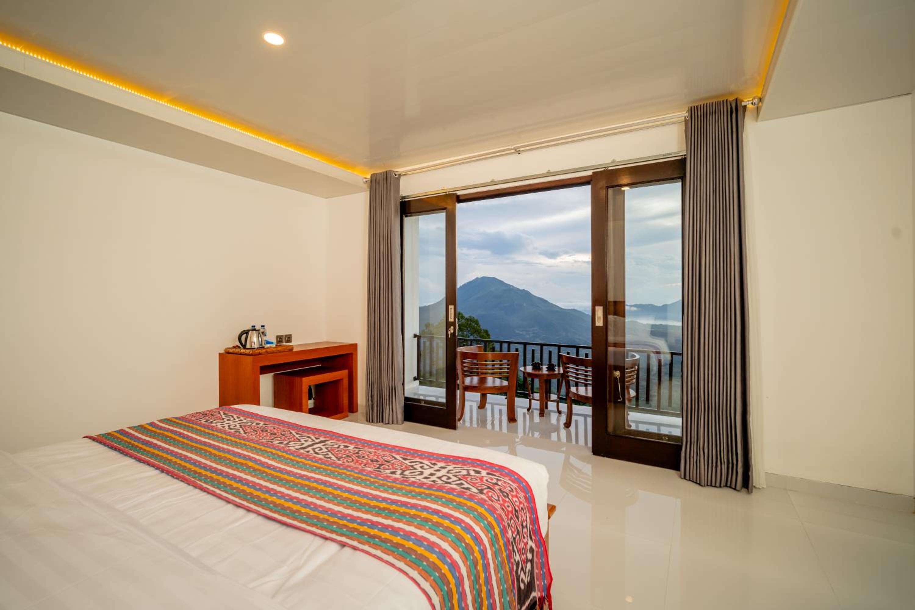 Suite with Mountain View - Photo 3