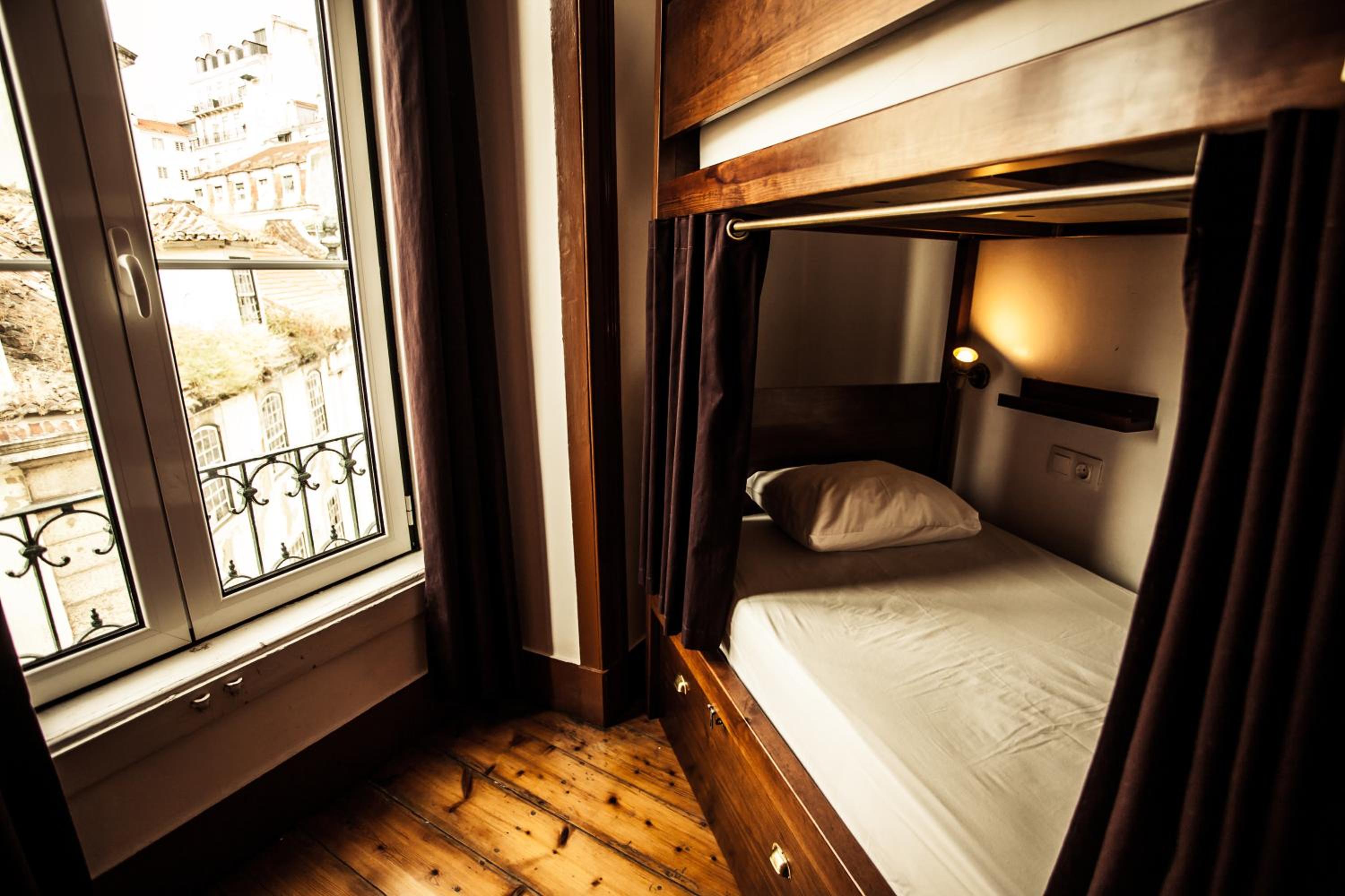 Bed in 6-Bed Mixed Dormitory Room photo 3