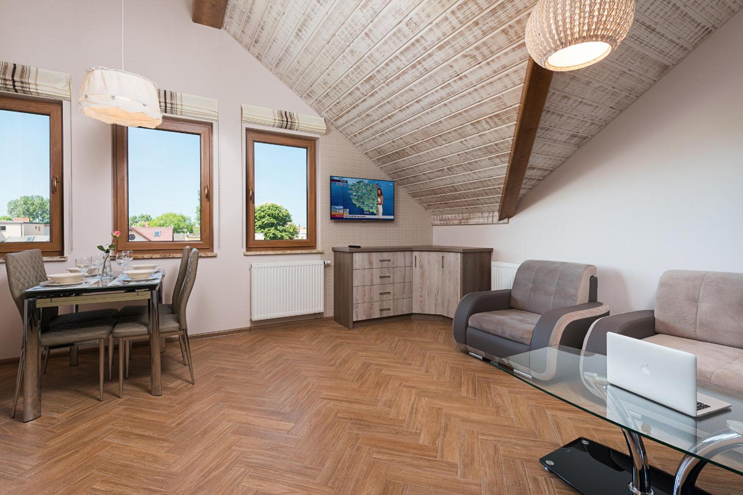 Apartment 10 with Port and Bay View - Photo 8