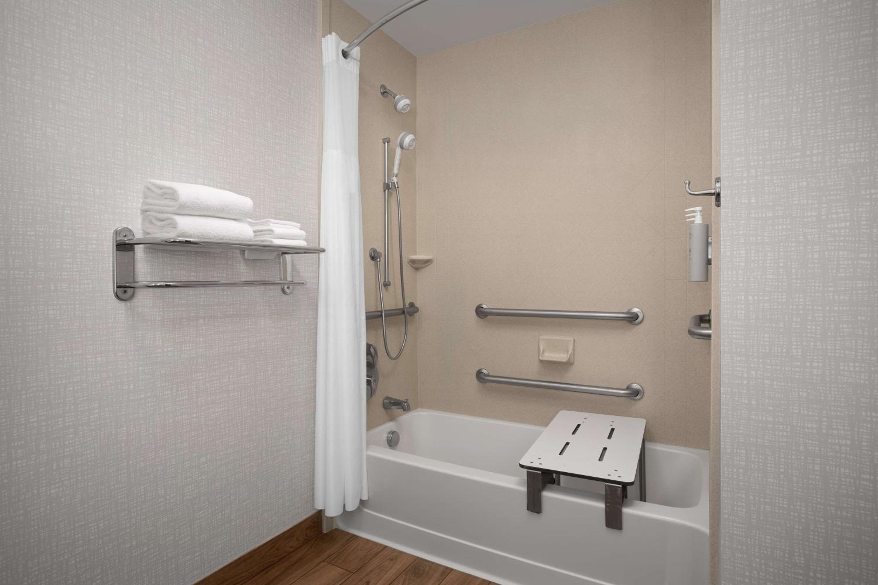 Queen Room with Two Queen Beds - Non-Smoking - Photo 6