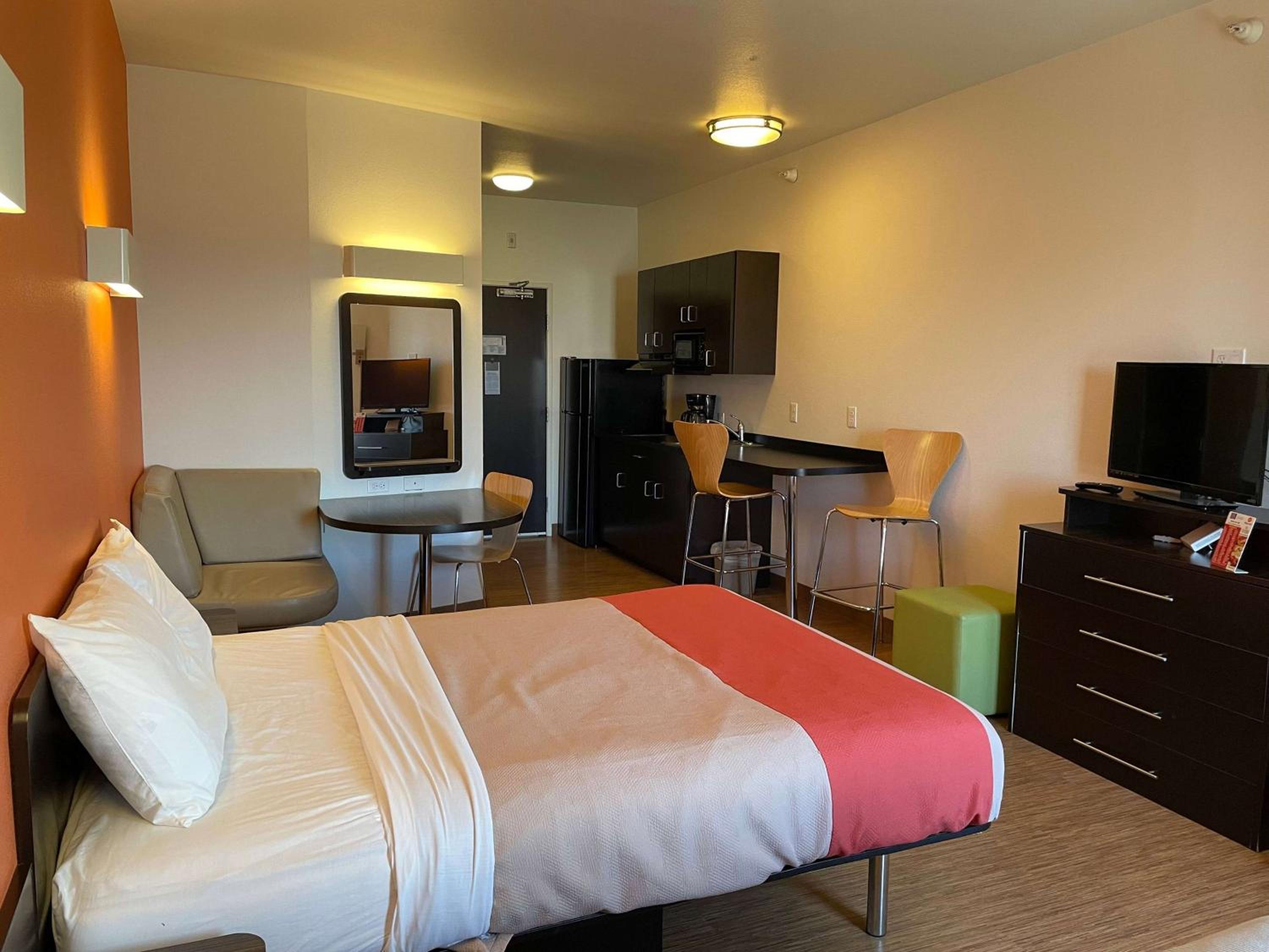Studio with One Queen and One Single Beds, Kitchenette - Non-Smoking photo 1
